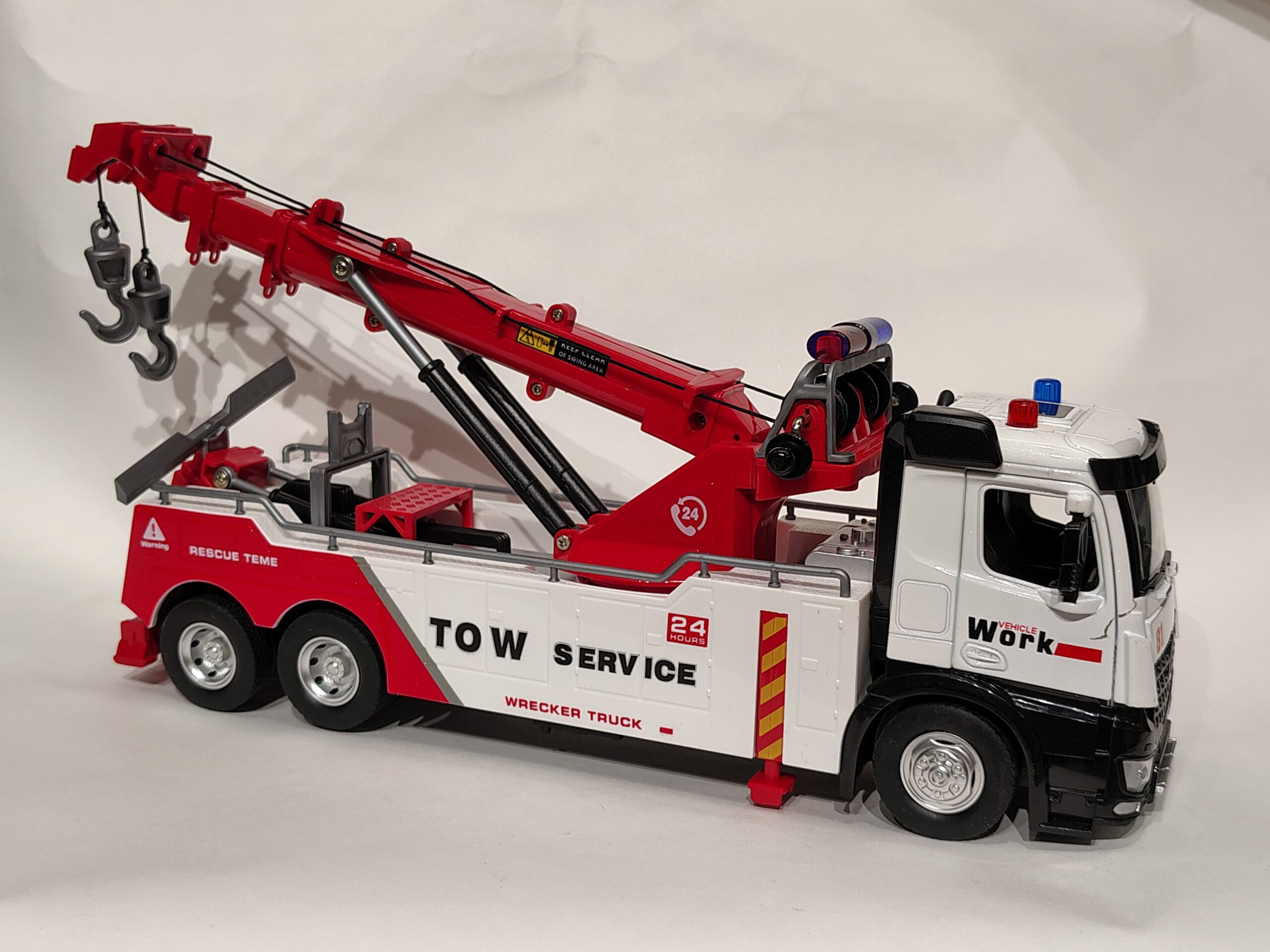 lumo tow service metal truck