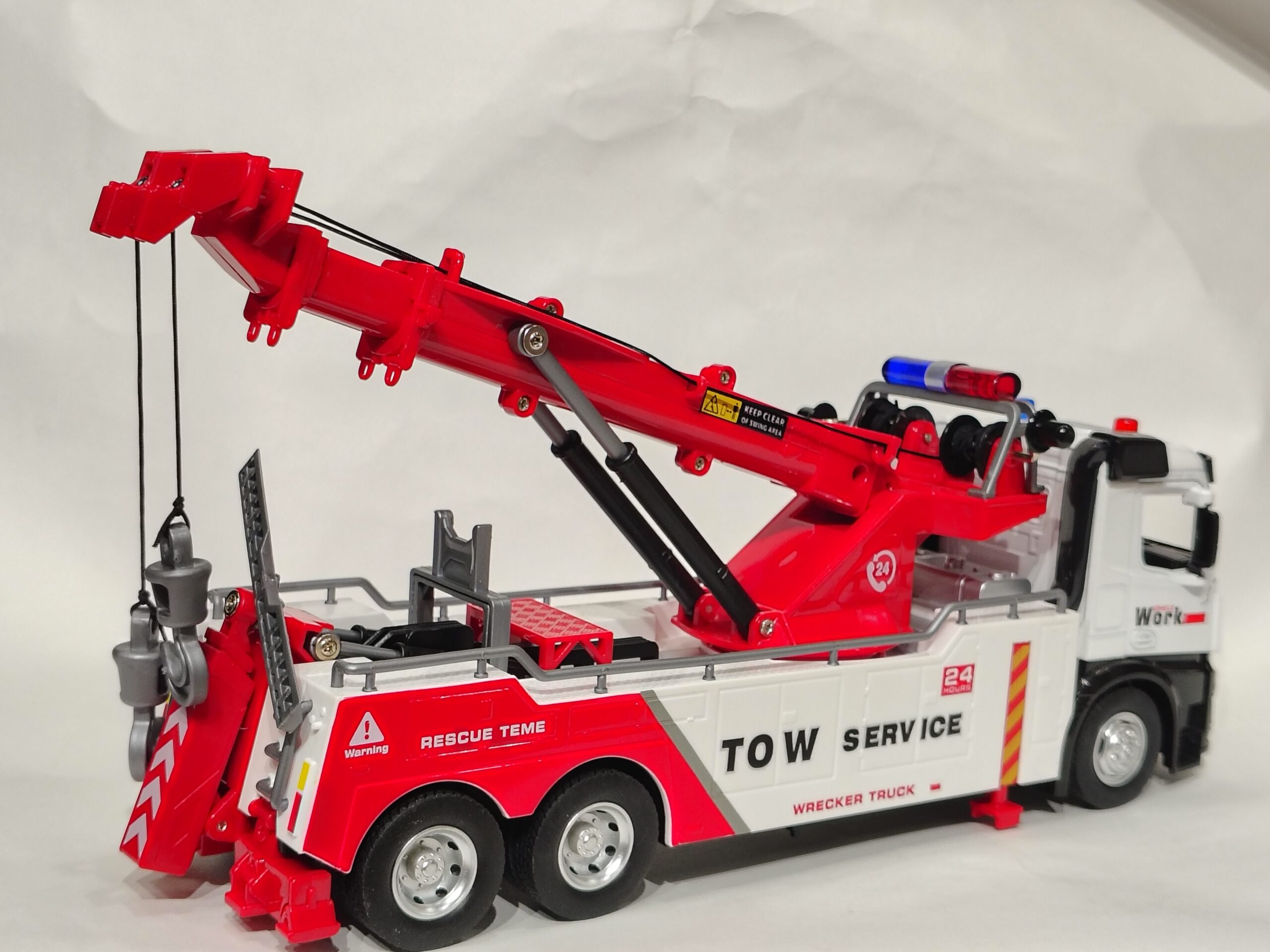 lumo tow service metal truck