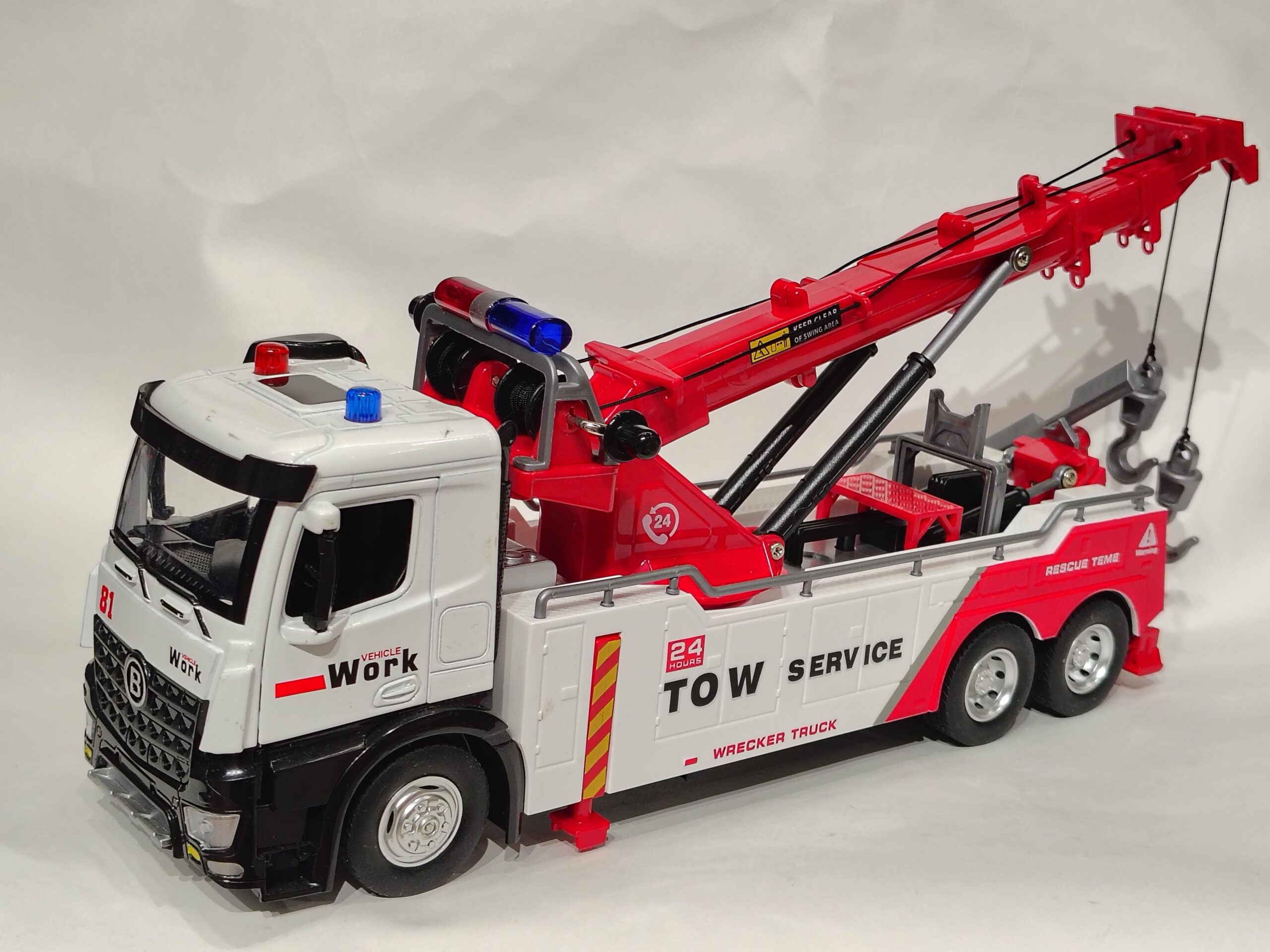lumo tow service metal truck