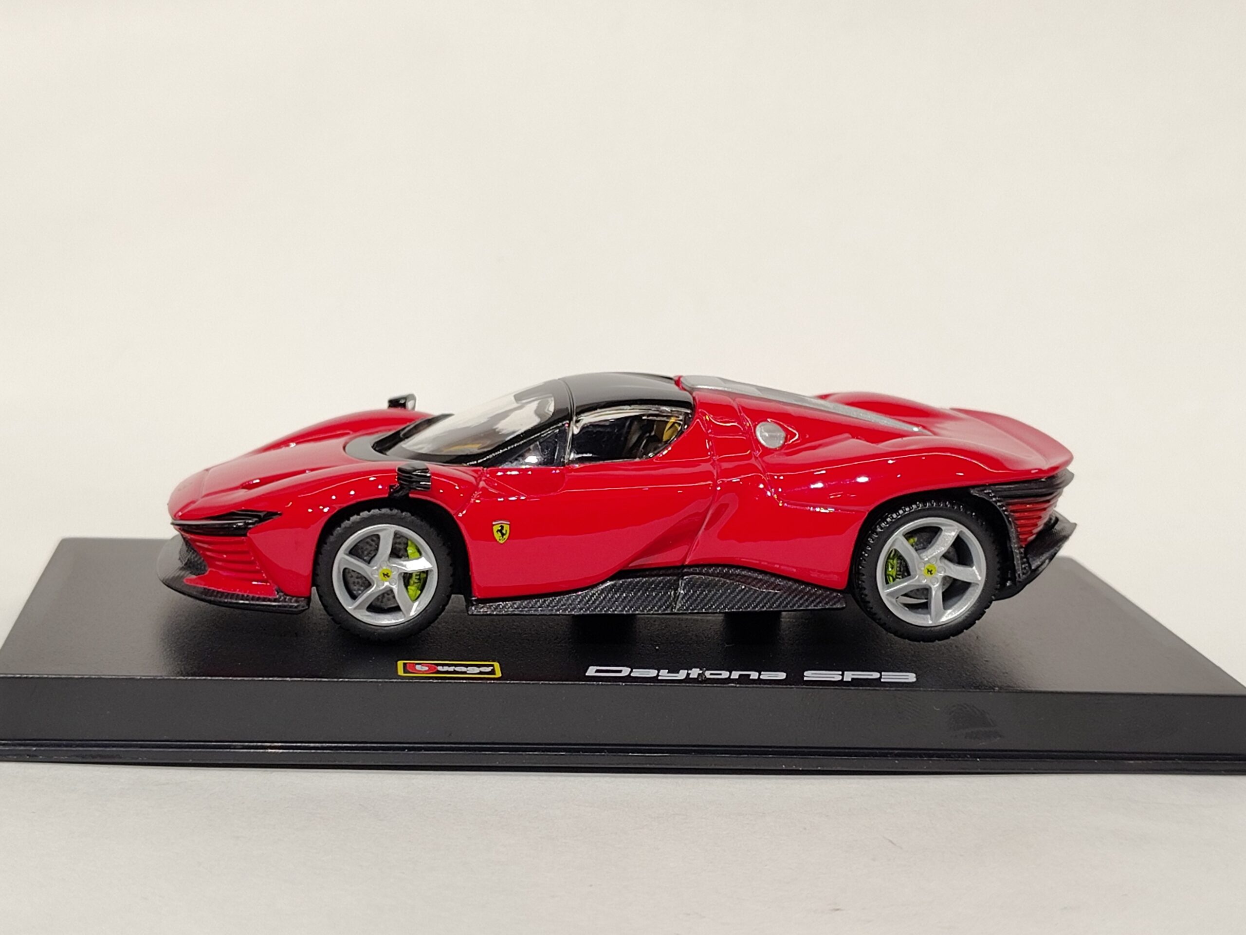 ferrari daytona sp3 1:43 scale