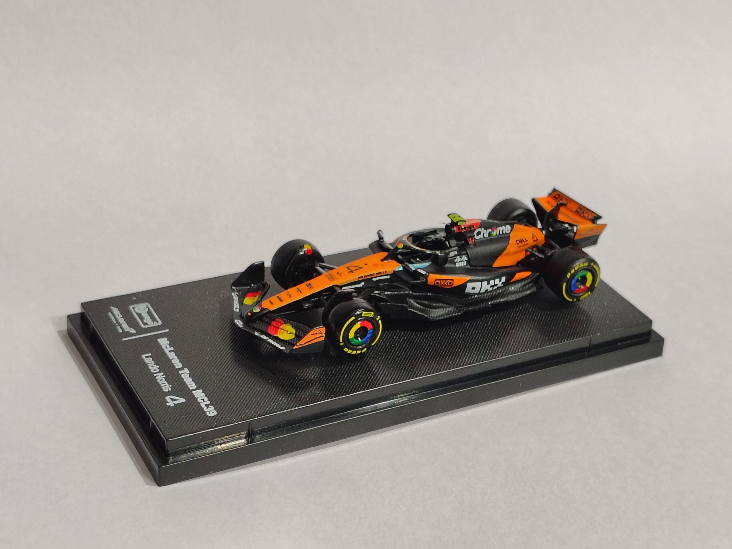 MC LAREN F1 1:64