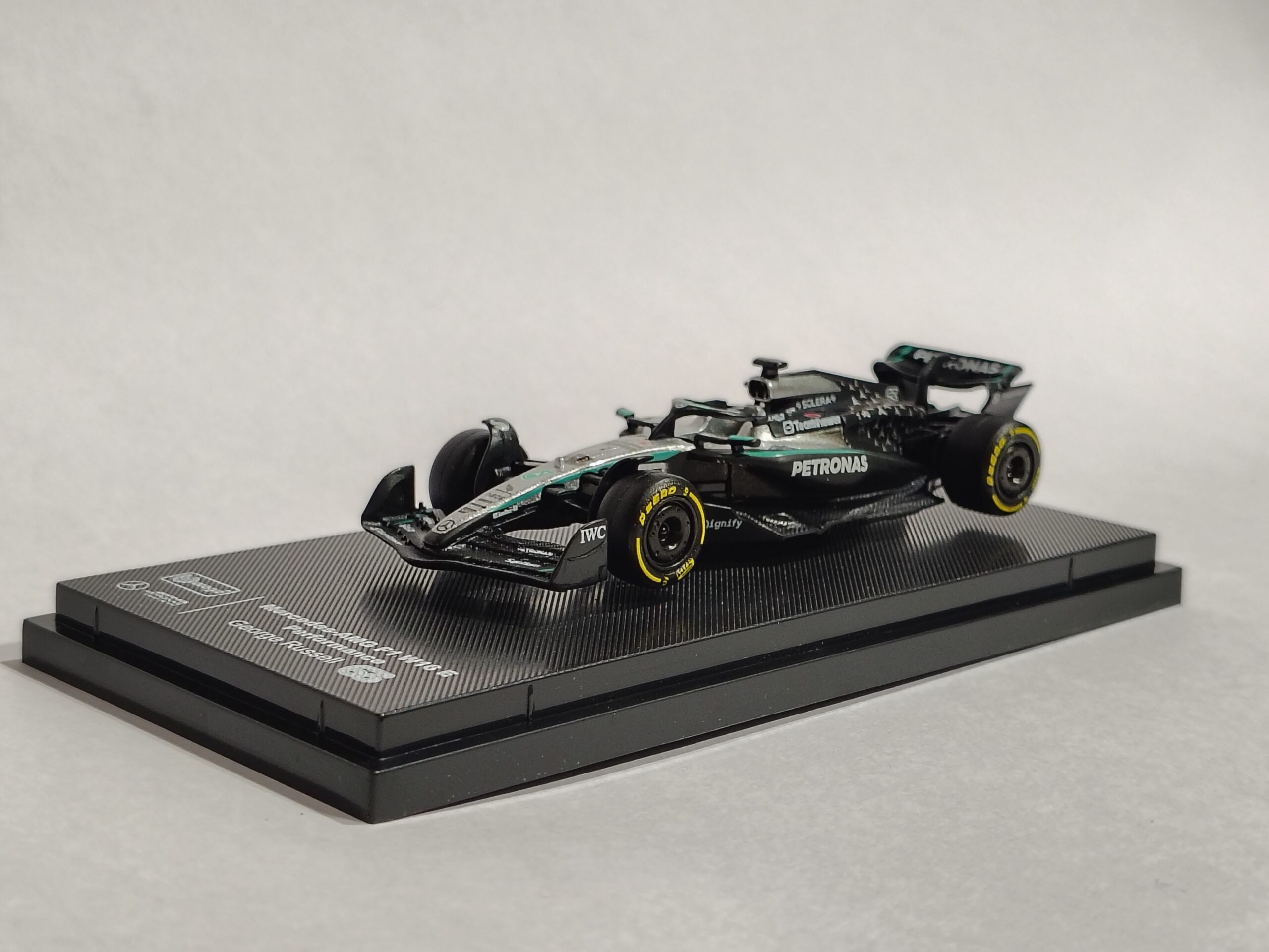 MERCEDES AMG F1 1:64
