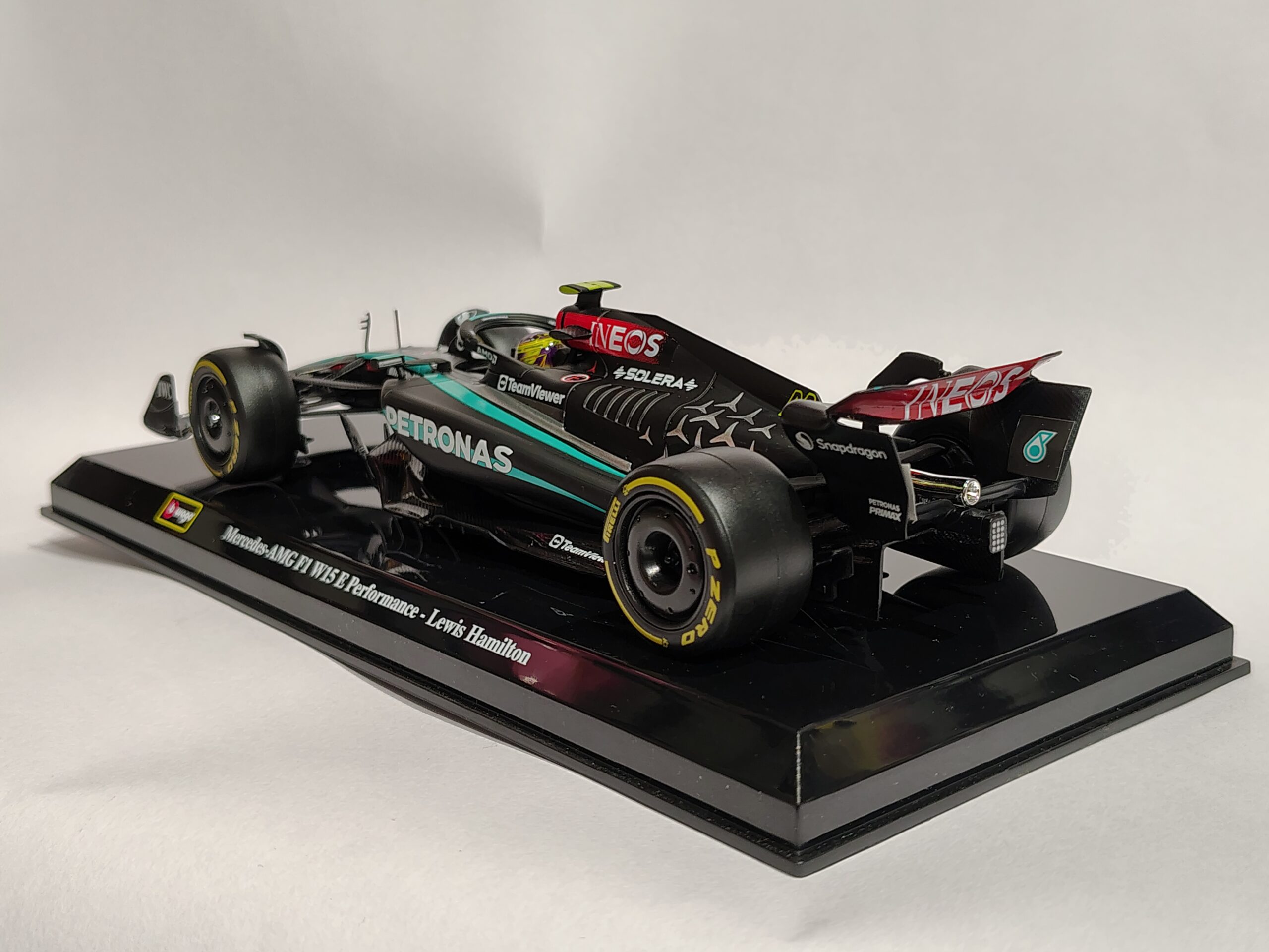 MERCEDES AMG PETRONAS F1 1:24 - Image 3