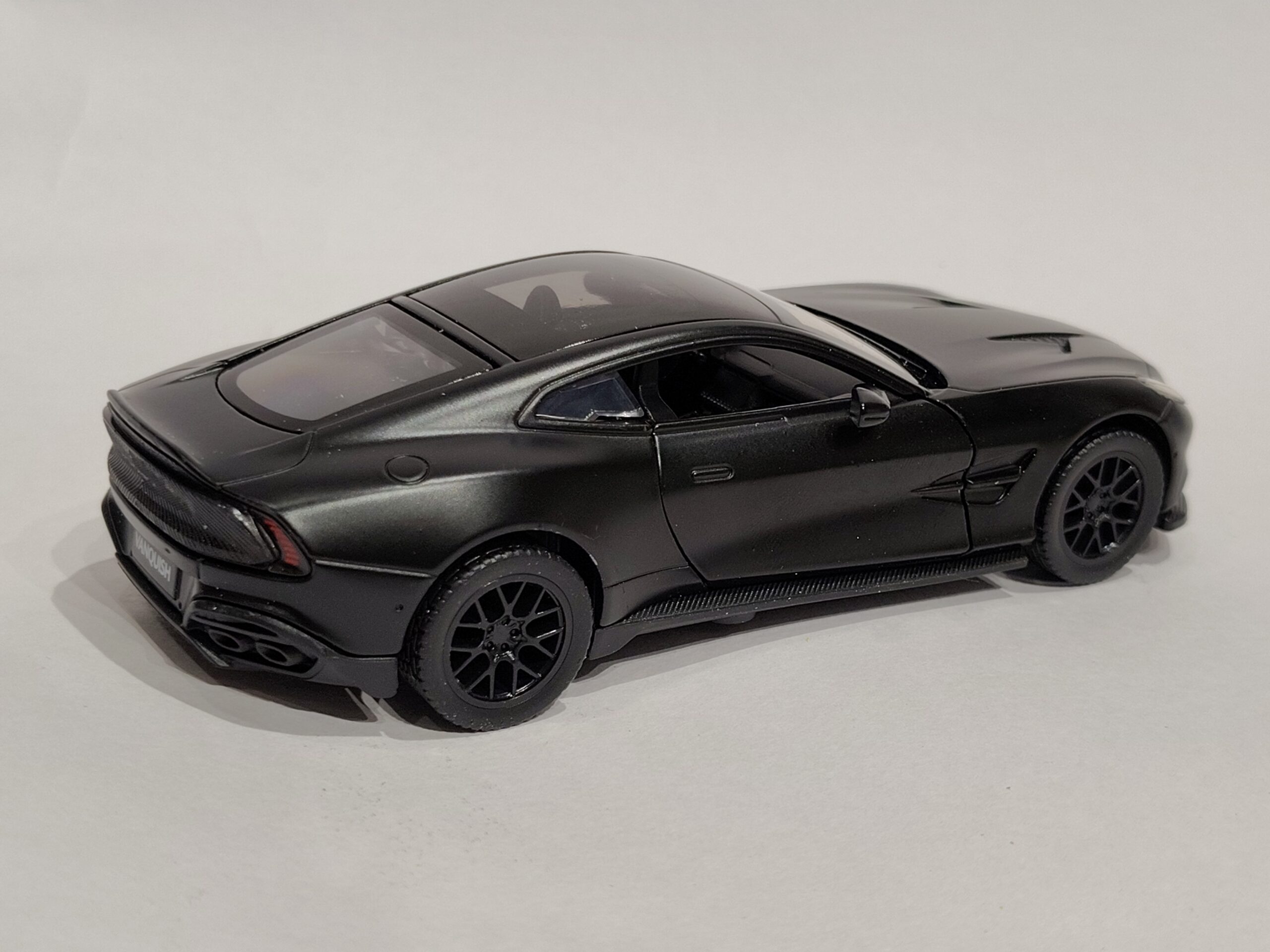 Aston Martin 1:32 - Image 9