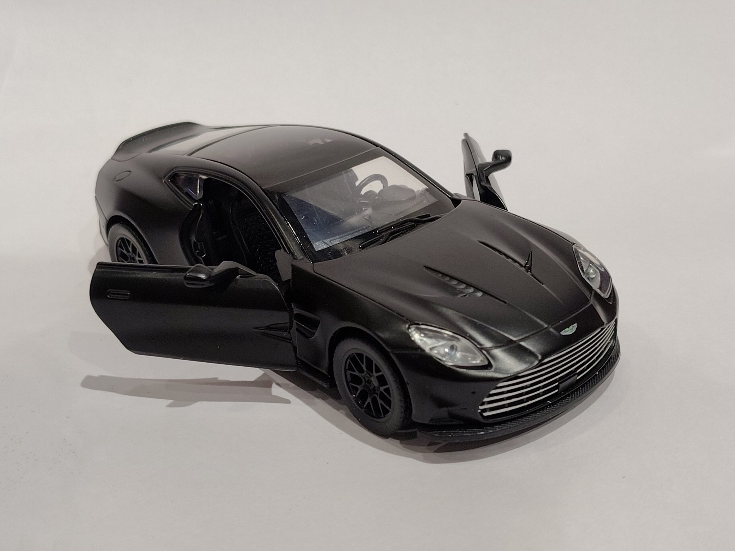Aston Martin 1:32 - Image 8