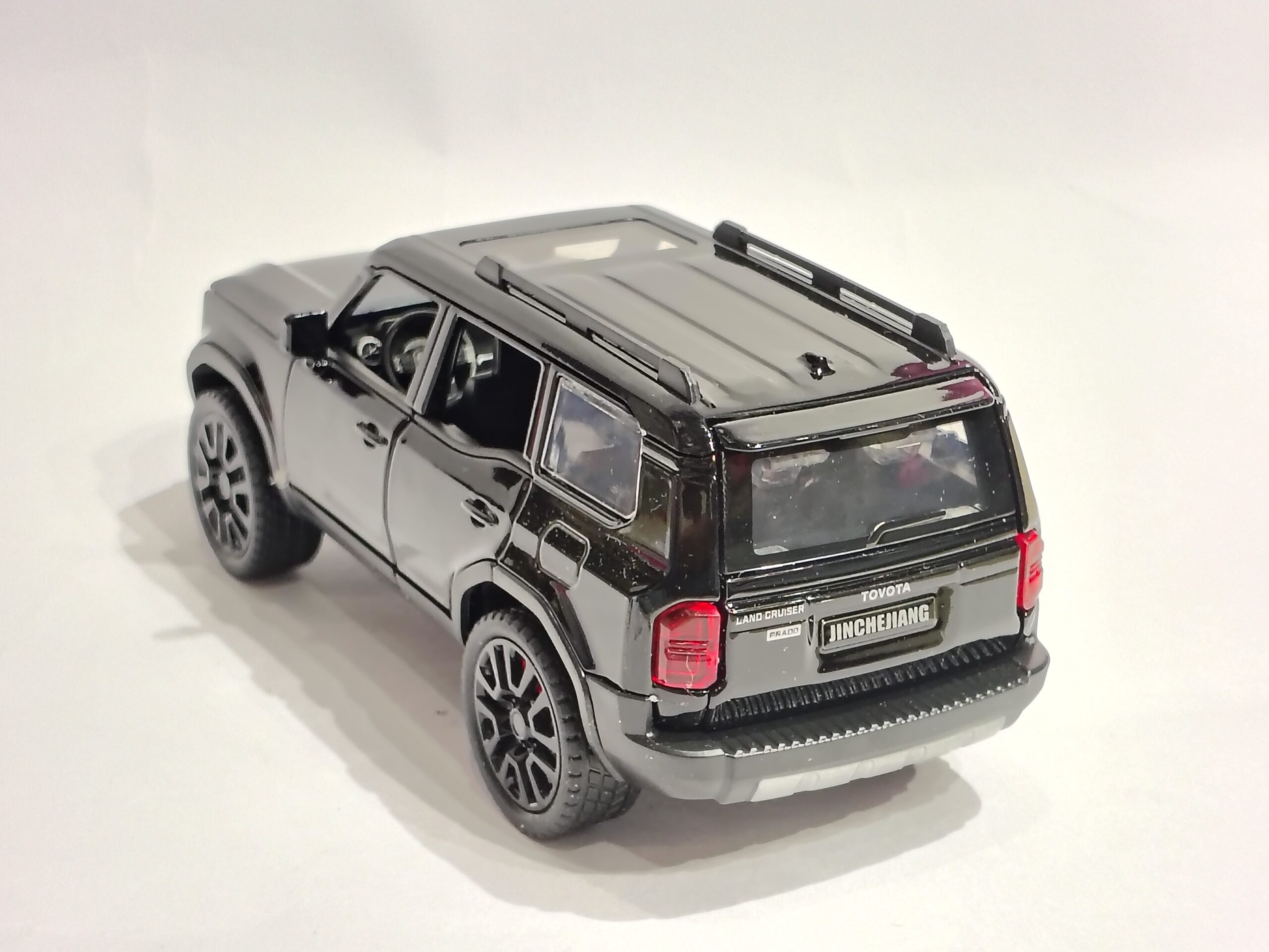 TOYOTA LAND CRUISER 1:32 - Image 3