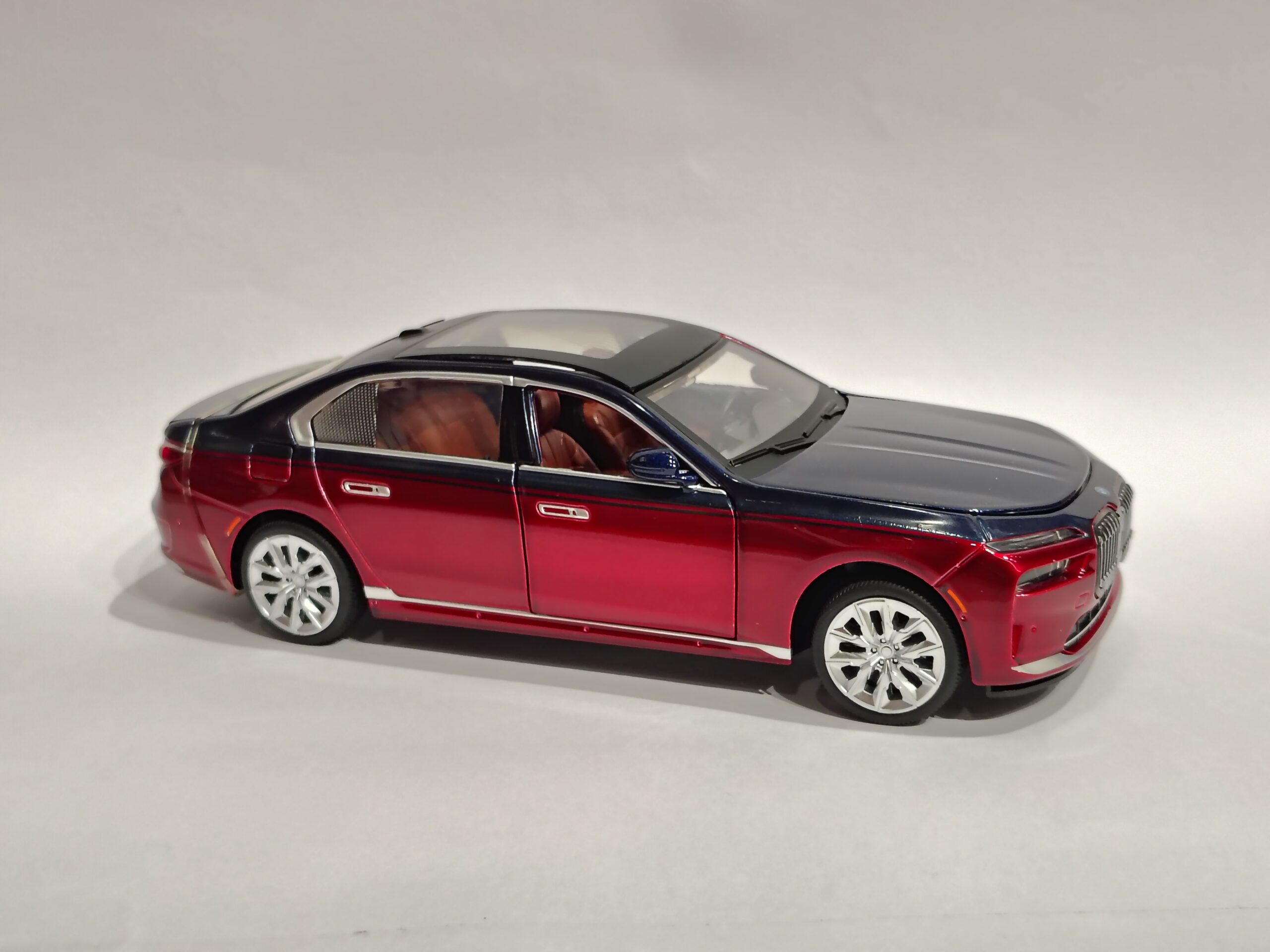 BMW i7 / 7 Series (G70 generation) luxury flagship sedan 1:24