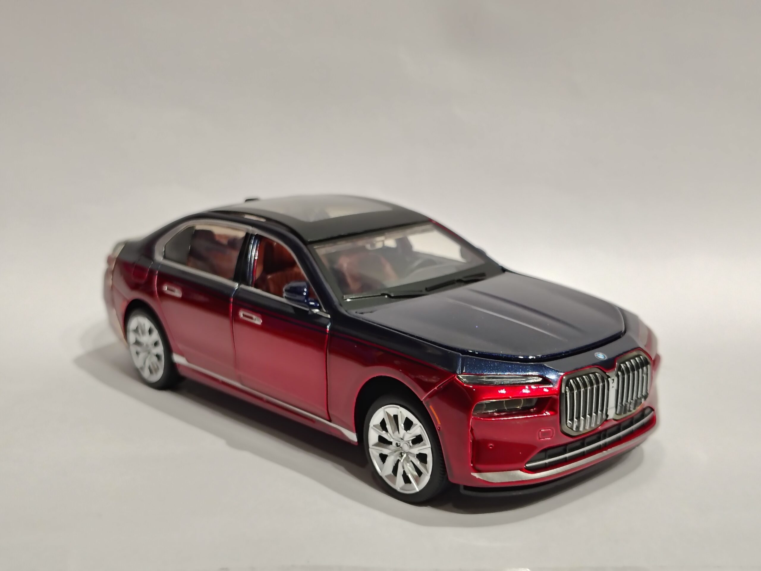 BMW i7 / 7 Series (G70 generation) luxury flagship sedan 1:24 - Image 2