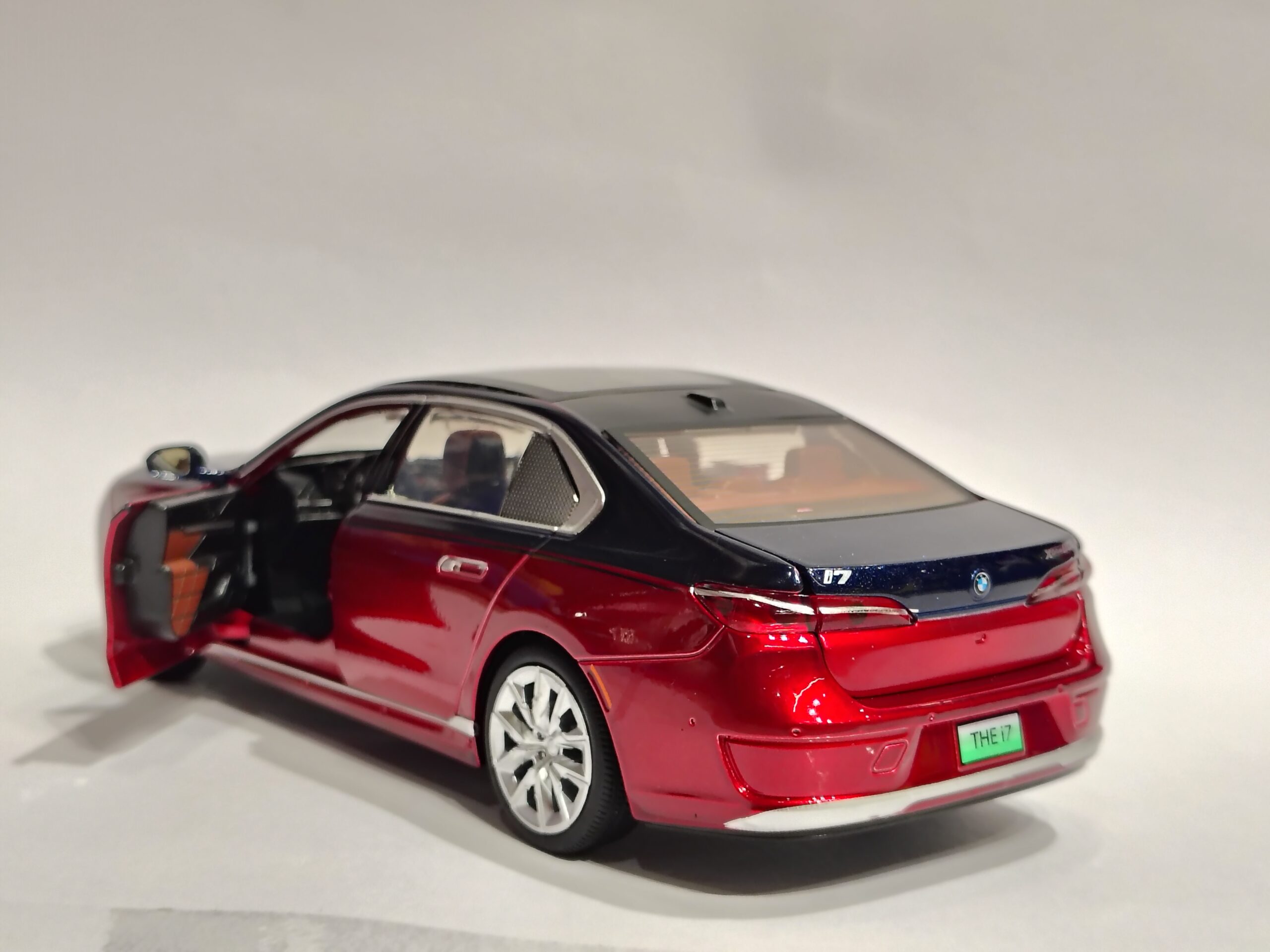 BMW i7 / 7 Series (G70 generation) luxury flagship sedan 1:24 - Image 3