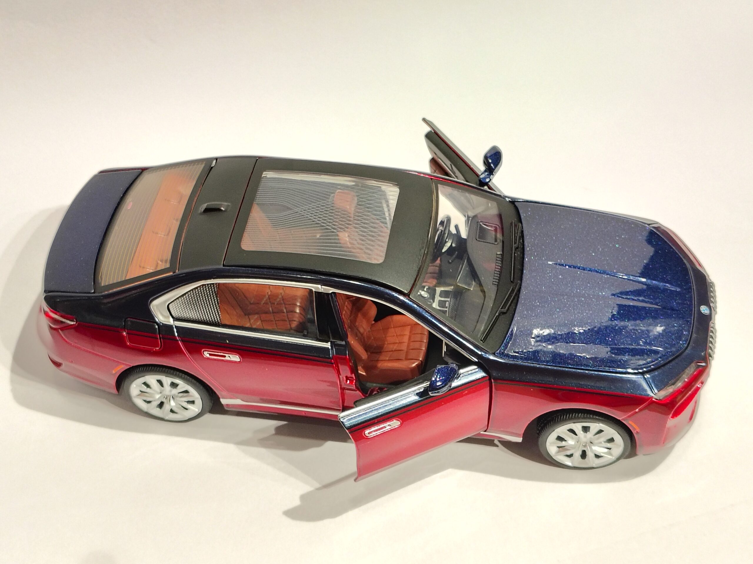 BMW i7 / 7 Series (G70 generation) luxury flagship sedan 1:24 - Image 4