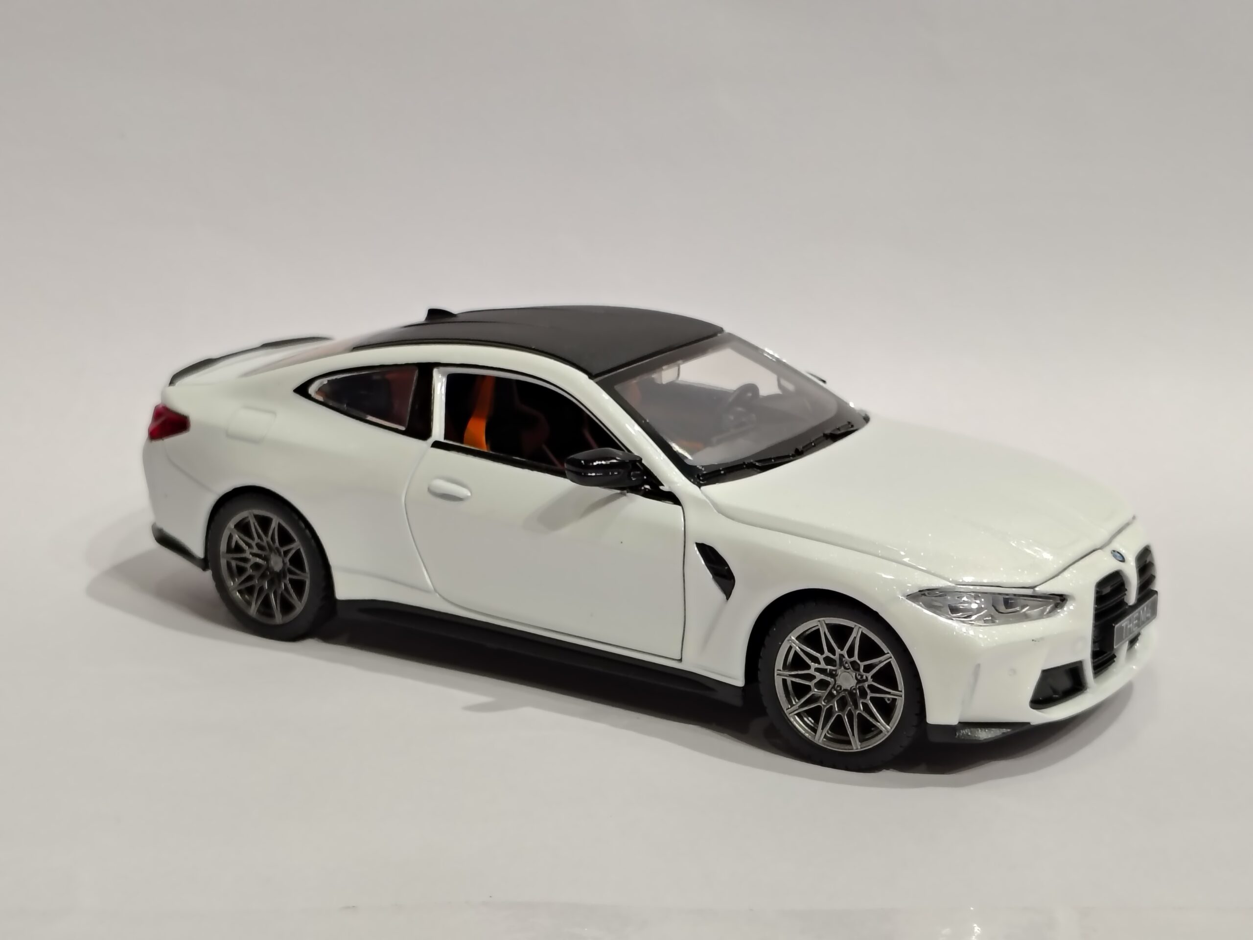 BMW M4 Coupe 1:24 - Image 2
