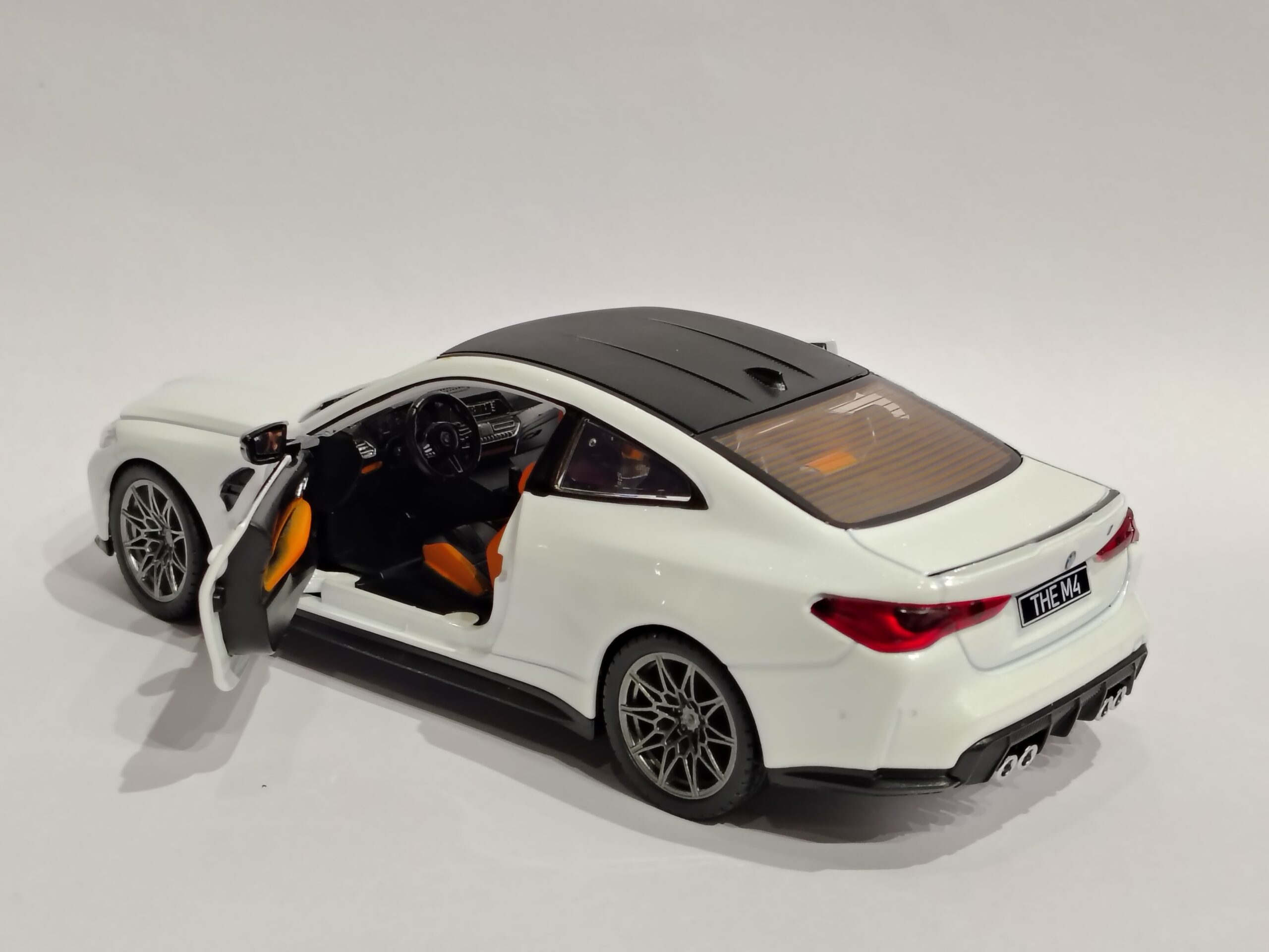 BMW M4 Coupe 1:24 - Image 3