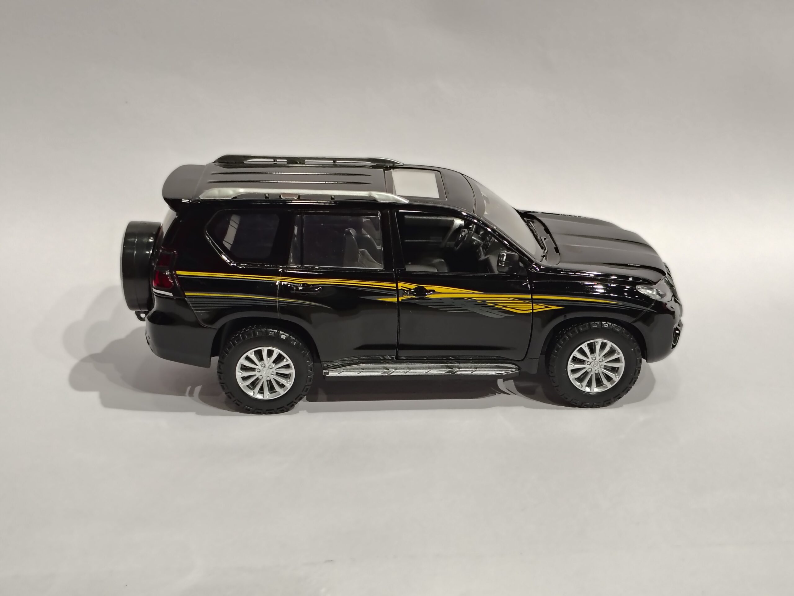 TOYOTA LAND CRUISER 1:32