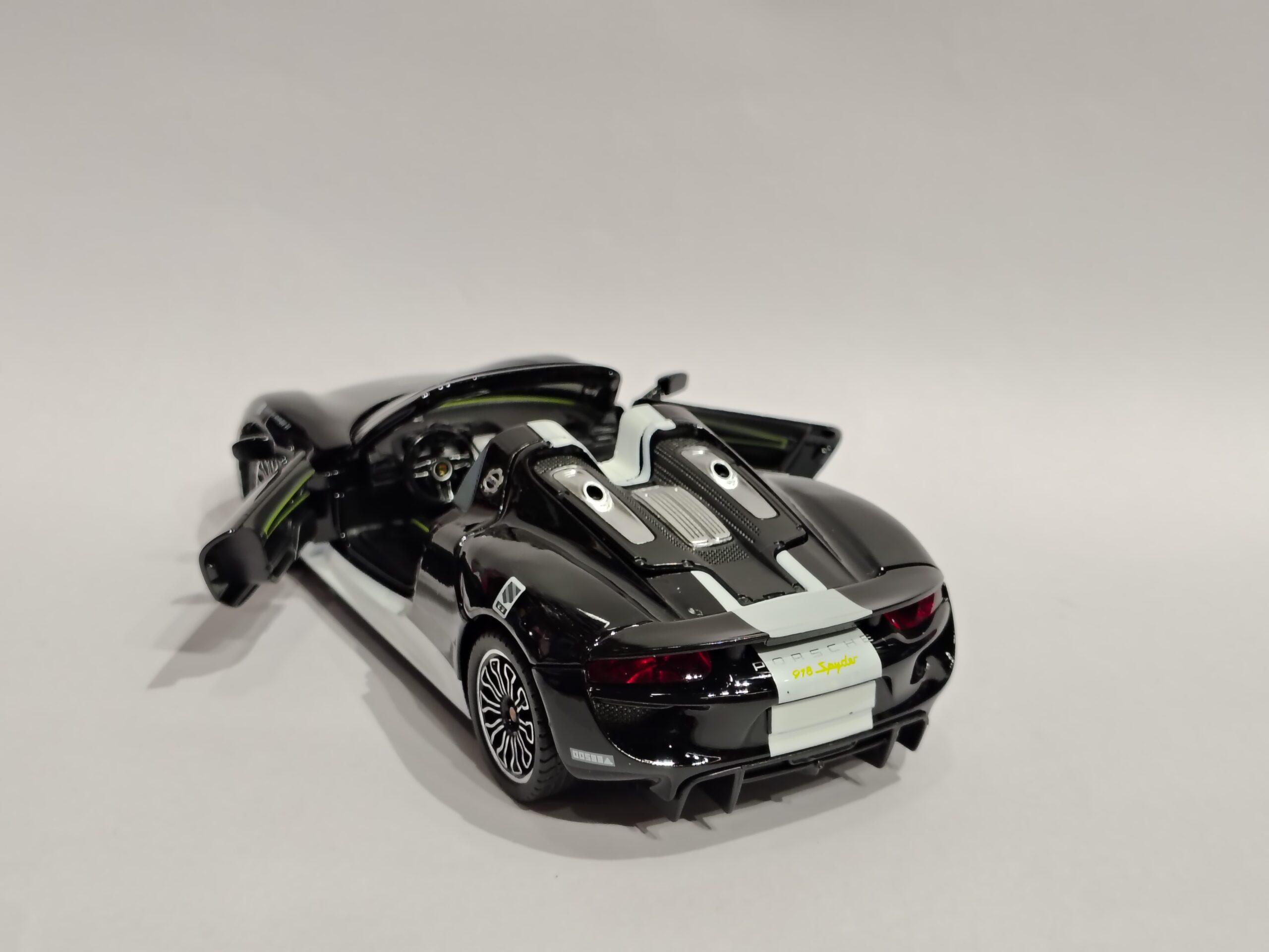 Porsche 918 Spyder 1:24 - Image 3