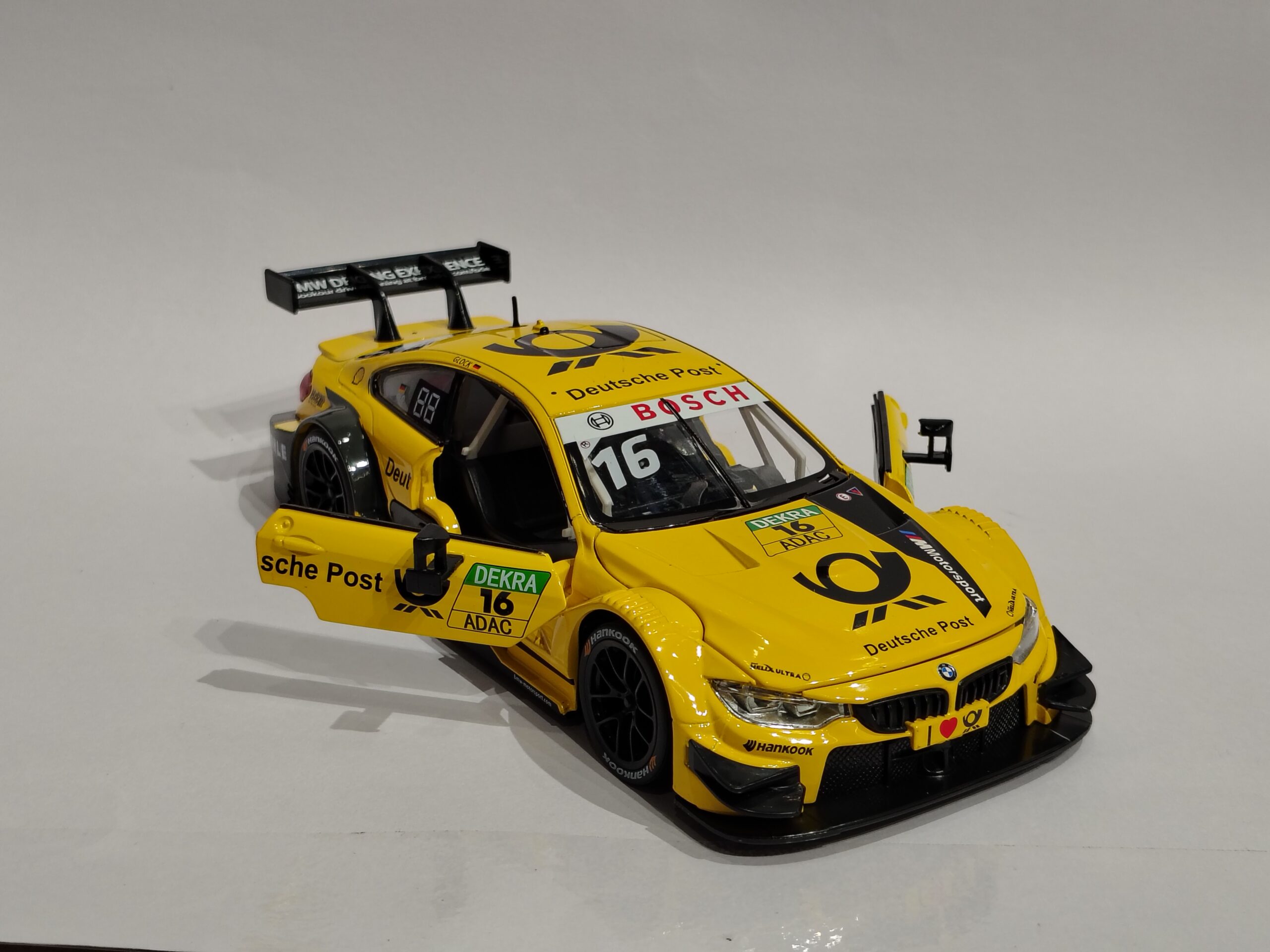 BMW M4 DTM 1:24 - Image 2