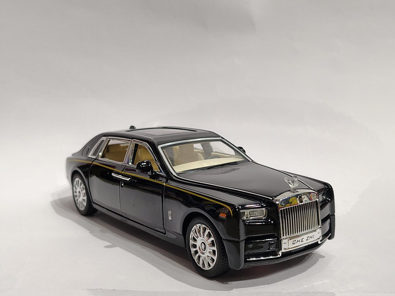 Rolls-Royce Phantom 1:24 - Image 2