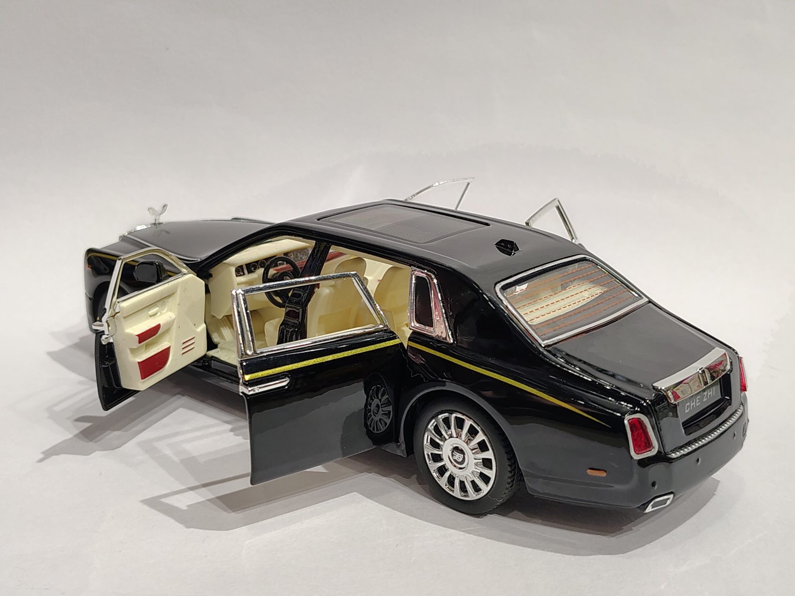Rolls-Royce Phantom 1:24 - Image 3