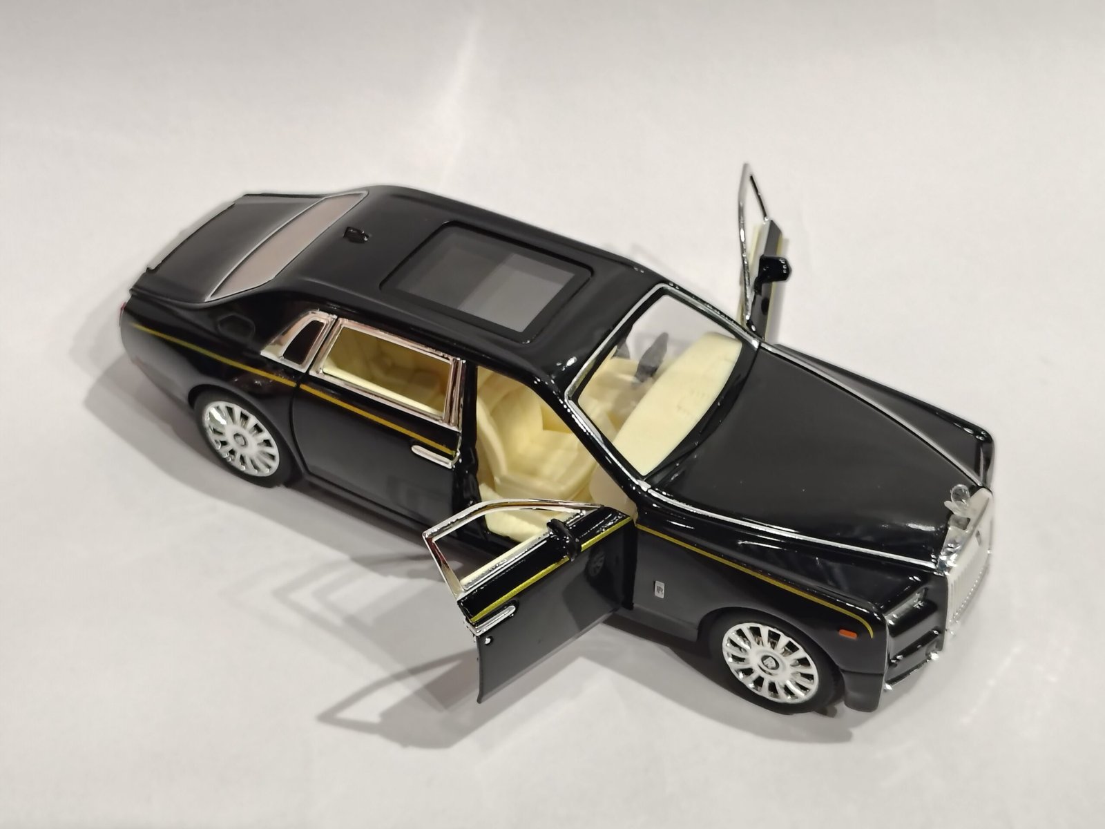 Rolls-Royce Phantom 1:24 - Image 4