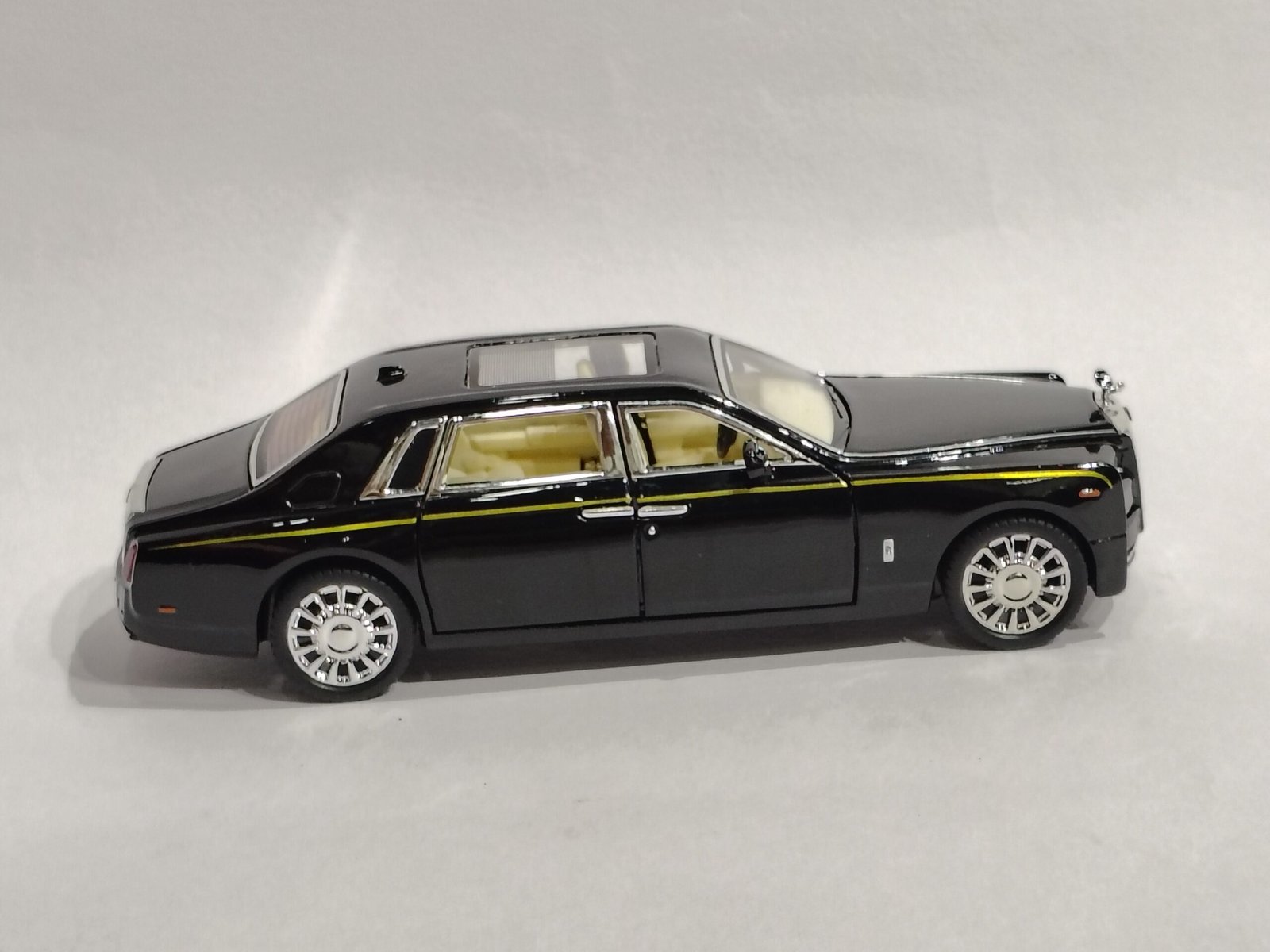 Rolls-Royce Phantom VIII 1:32
