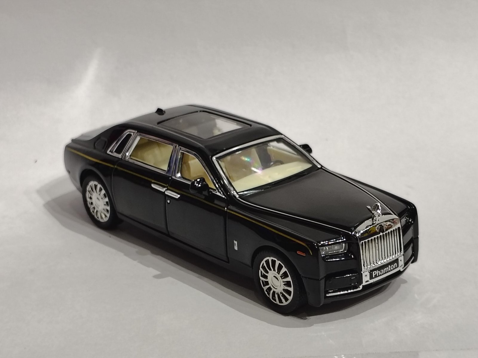 Rolls-Royce Phantom VIII 1:32 - Image 2