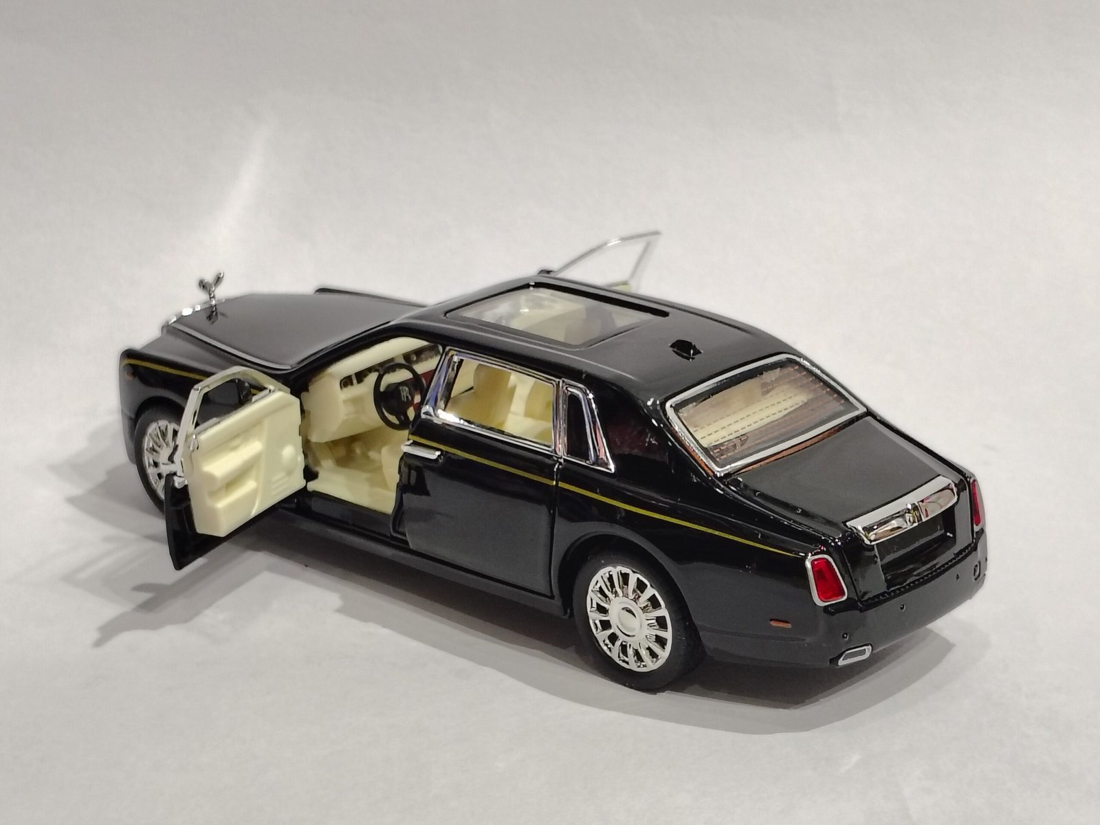 Rolls-Royce Phantom VIII 1:32 - Image 3