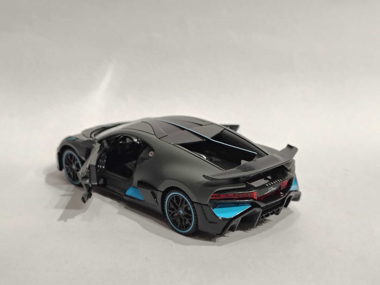 Bugatti Divo 1:32 - Image 3