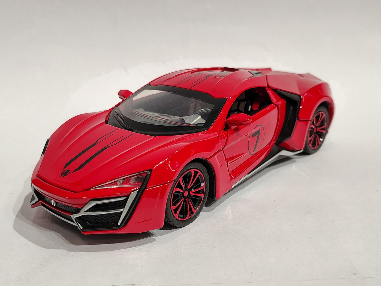 W Motors Lykan HyperSport 1:24 - Image 2