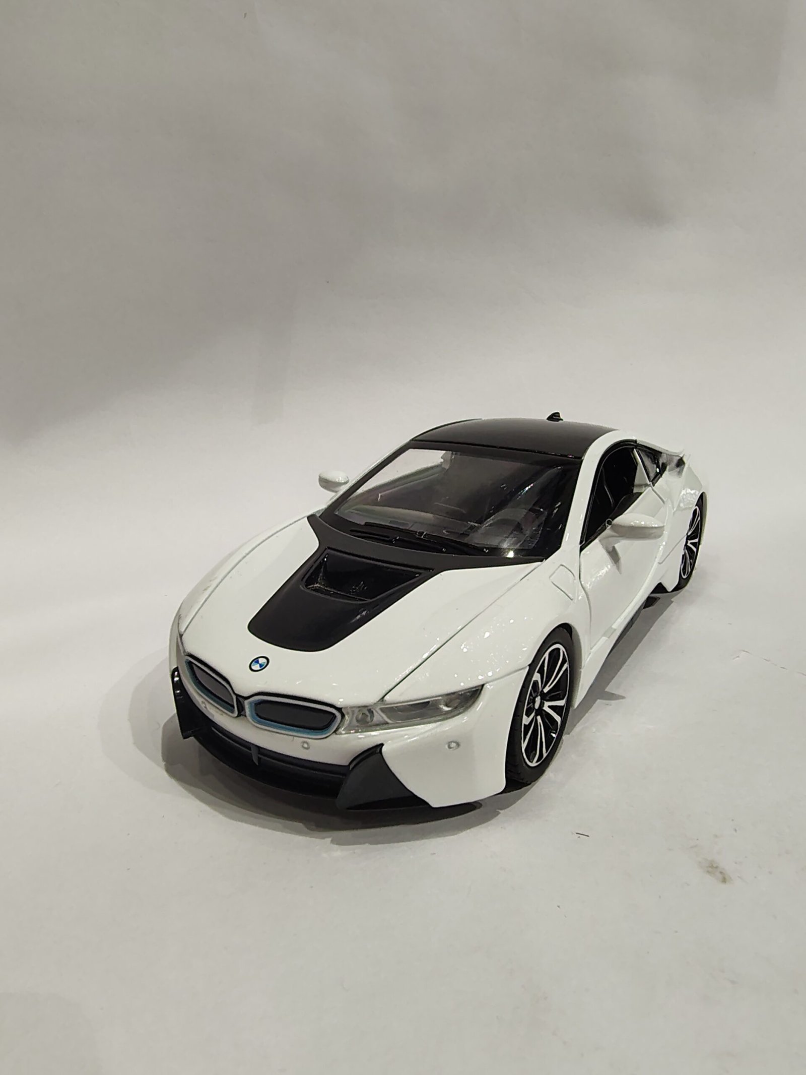 BMW i8 1:24