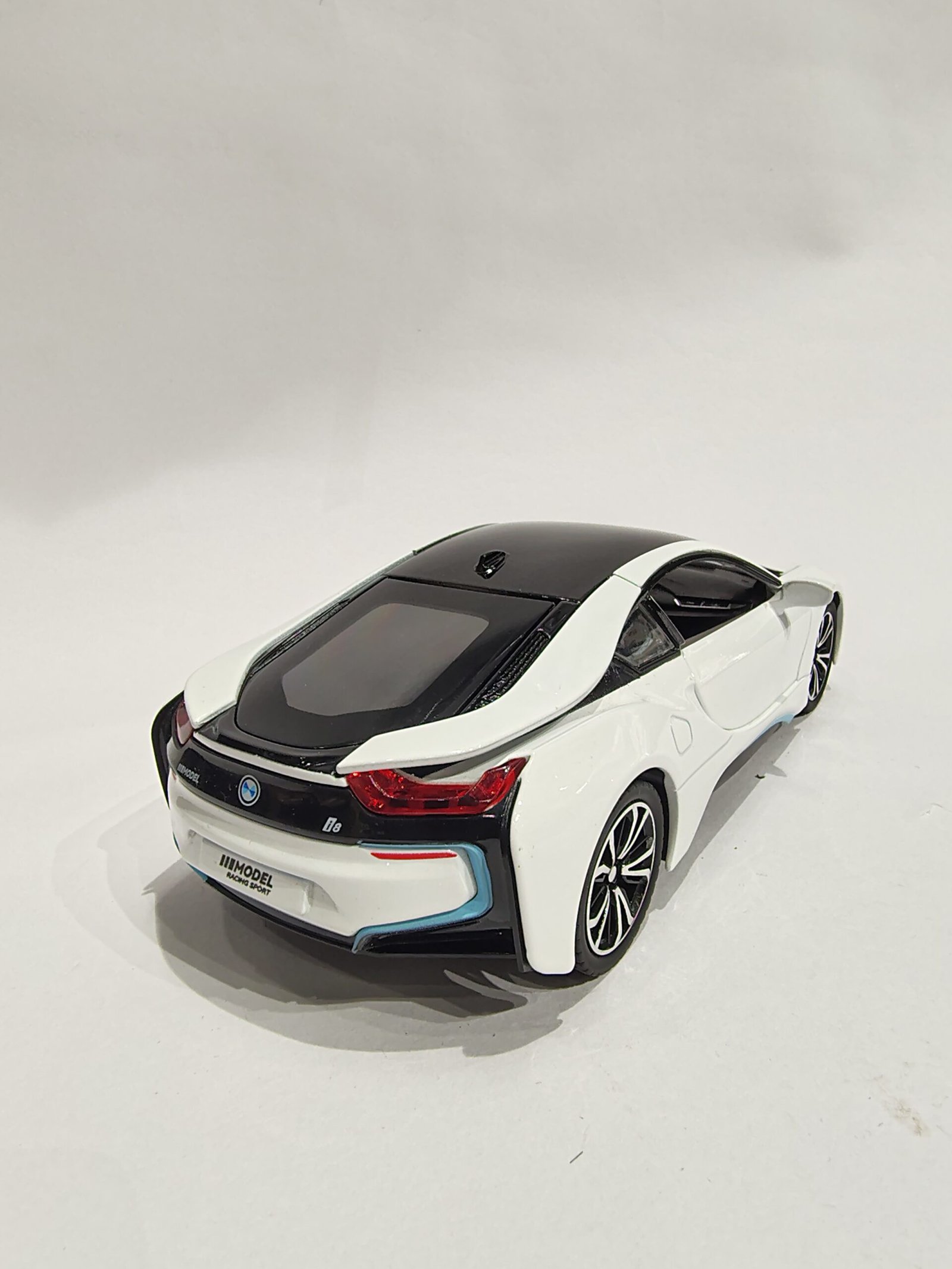 BMW i8 1:24 - Image 2