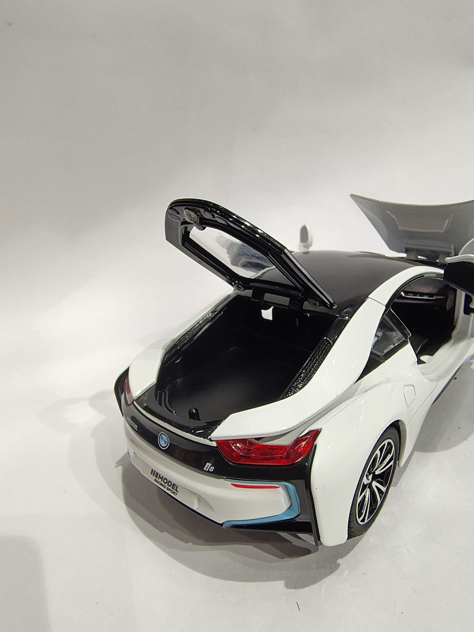 BMW i8 1:24 - Image 4