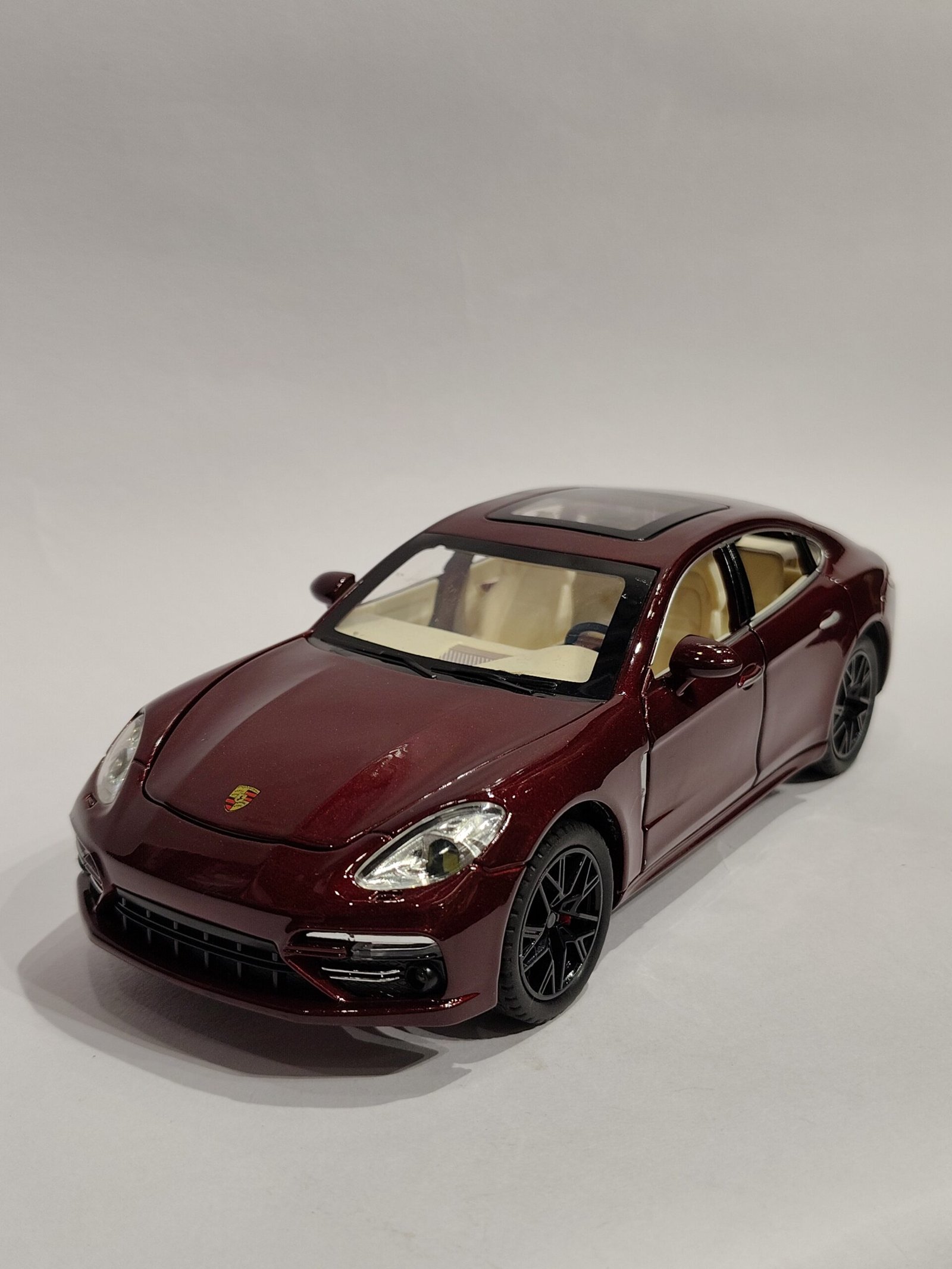 Porsche Panamera 1:24 - Image 2