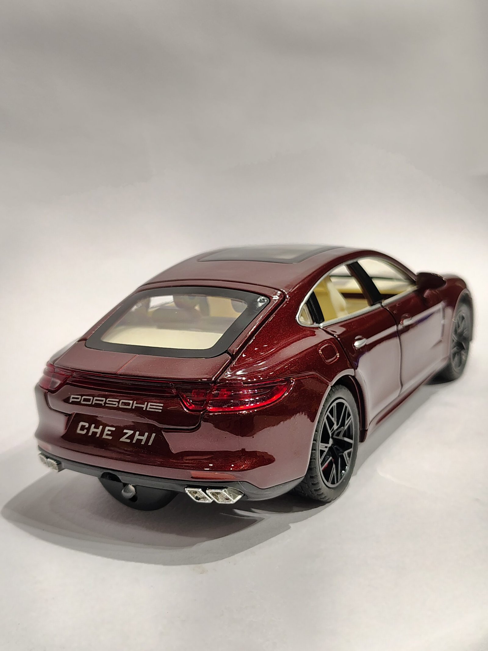 Porsche Panamera 1:24 - Image 3