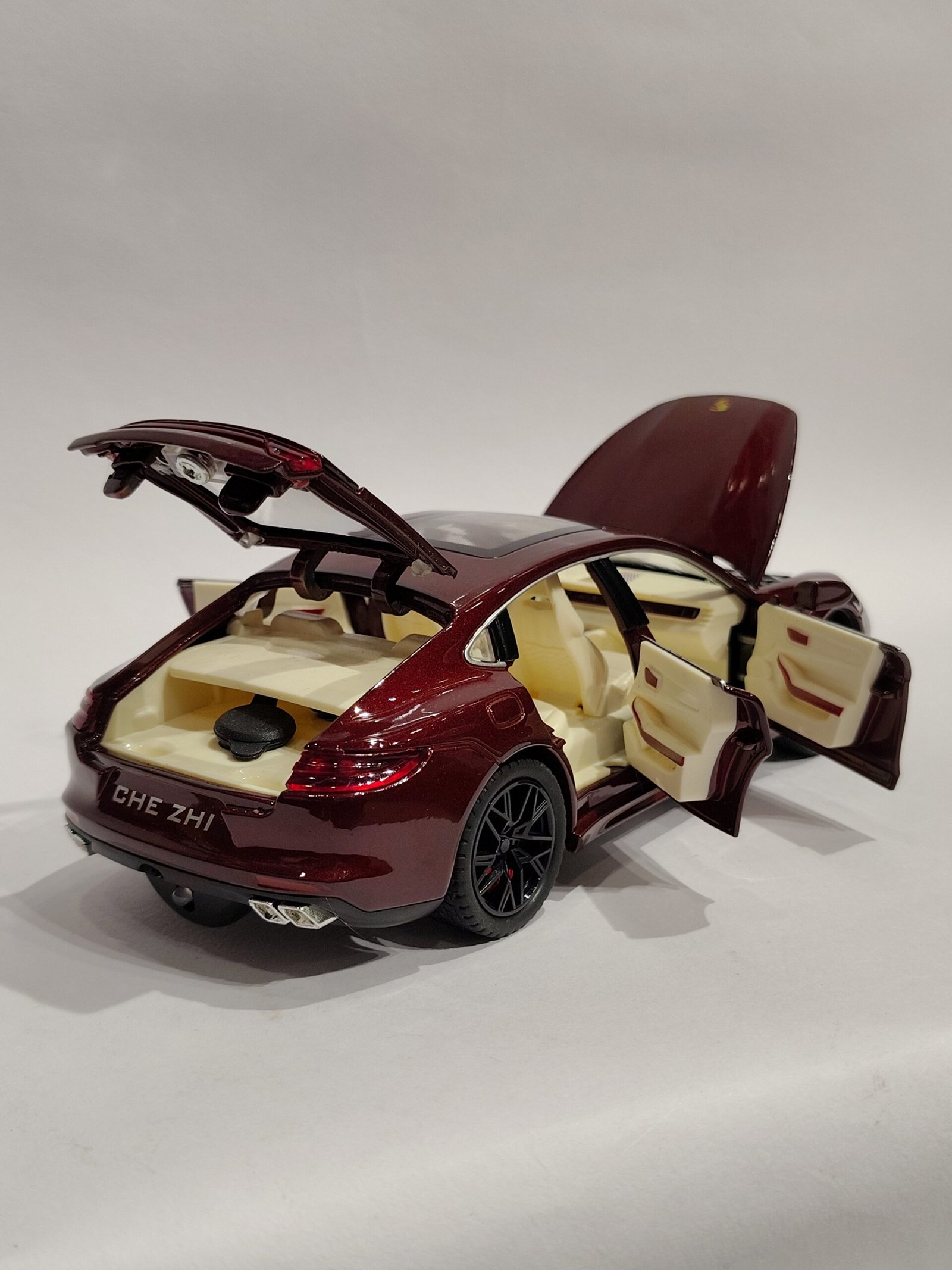 Porsche Panamera 1:24 - Image 4