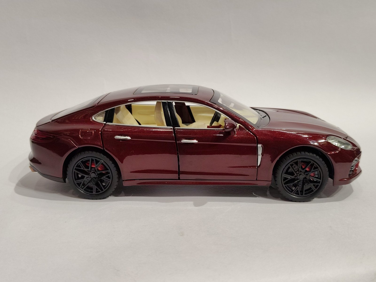 Porsche Panamera 1:24