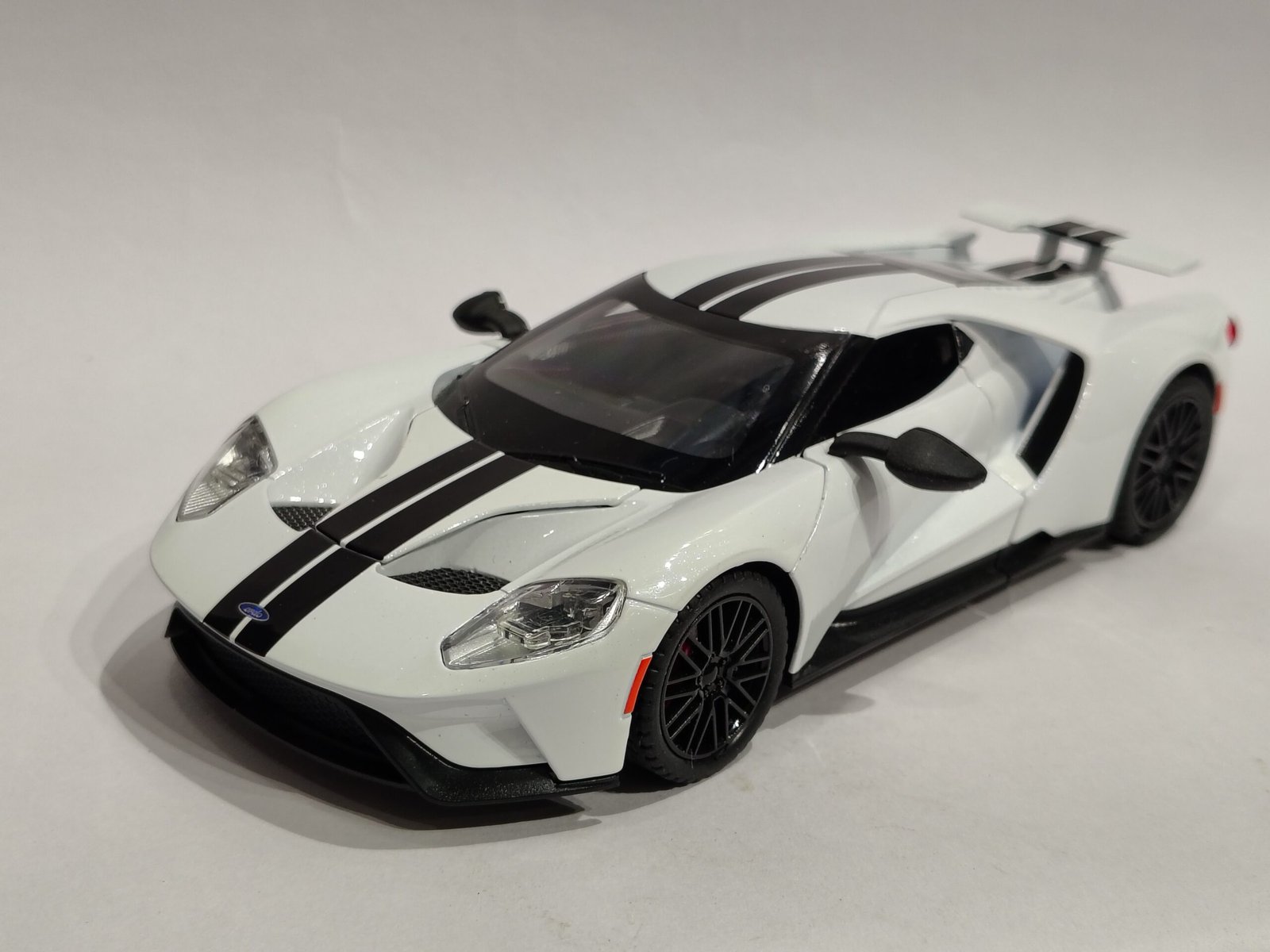 Ford GT supercar 1:24 - Image 2