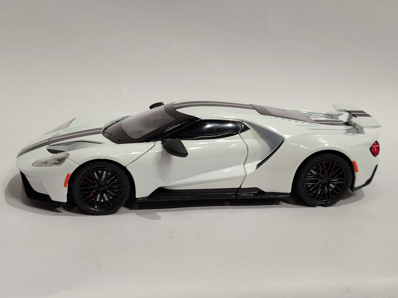 Ford GT supercar 1:24
