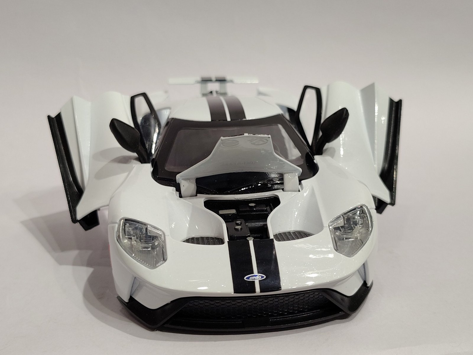 Ford GT supercar 1:24 - Image 4
