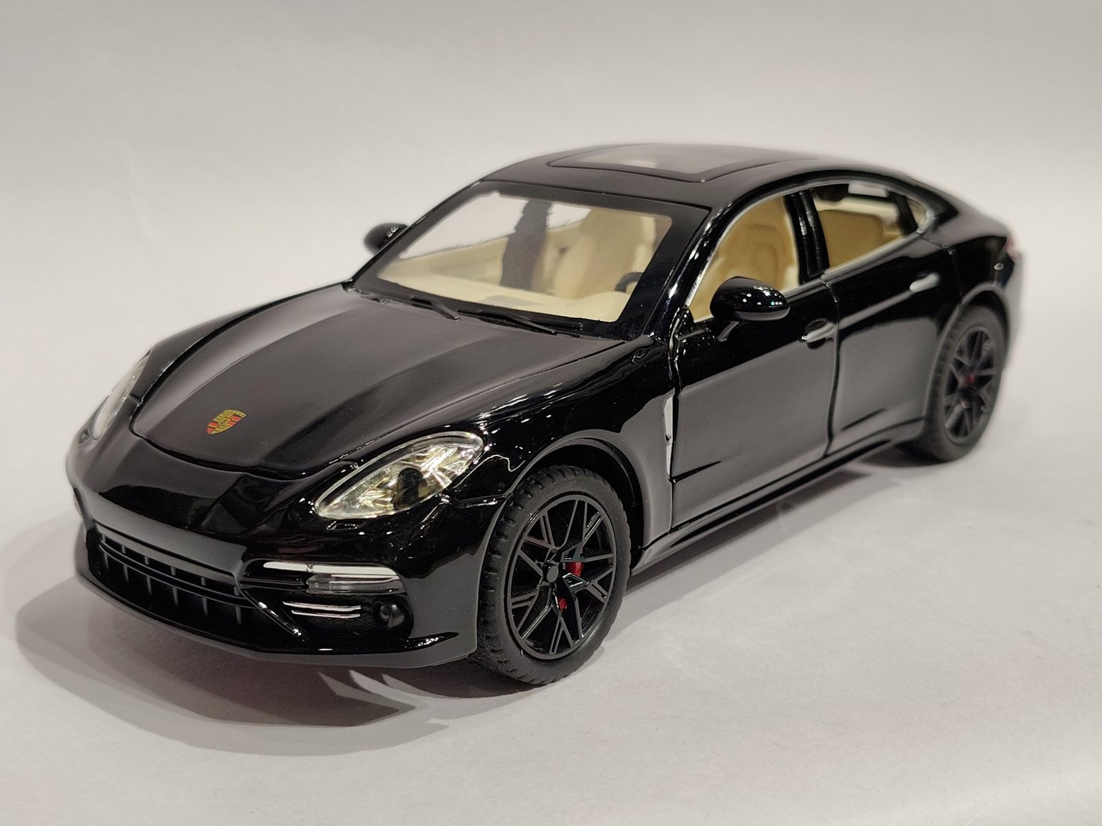 Porsche Panamera 1:24 - Image 2