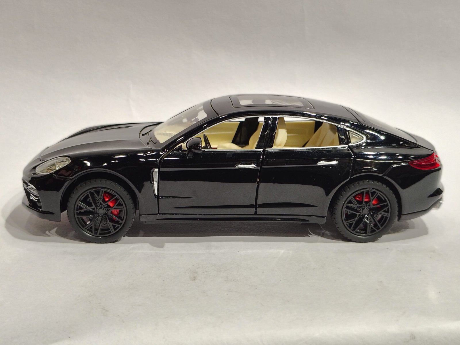 Porsche Panamera 1:24