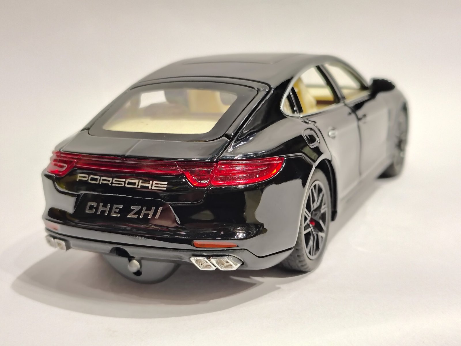 Porsche Panamera 1:24 - Image 3