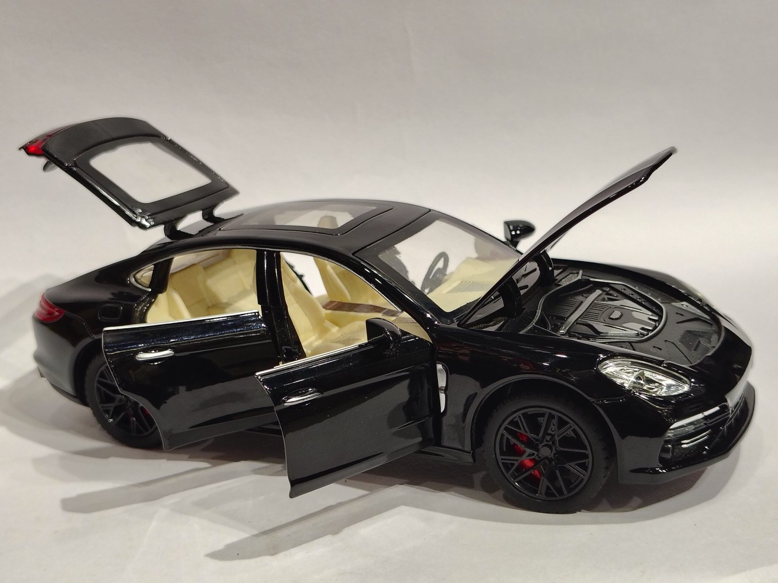 Porsche Panamera 1:24 - Image 4