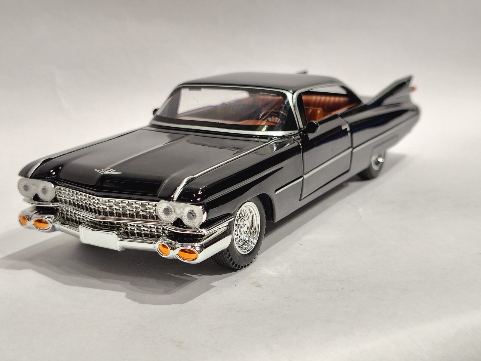 1959 Cadillac Coupe de Ville 1:24 - Image 2
