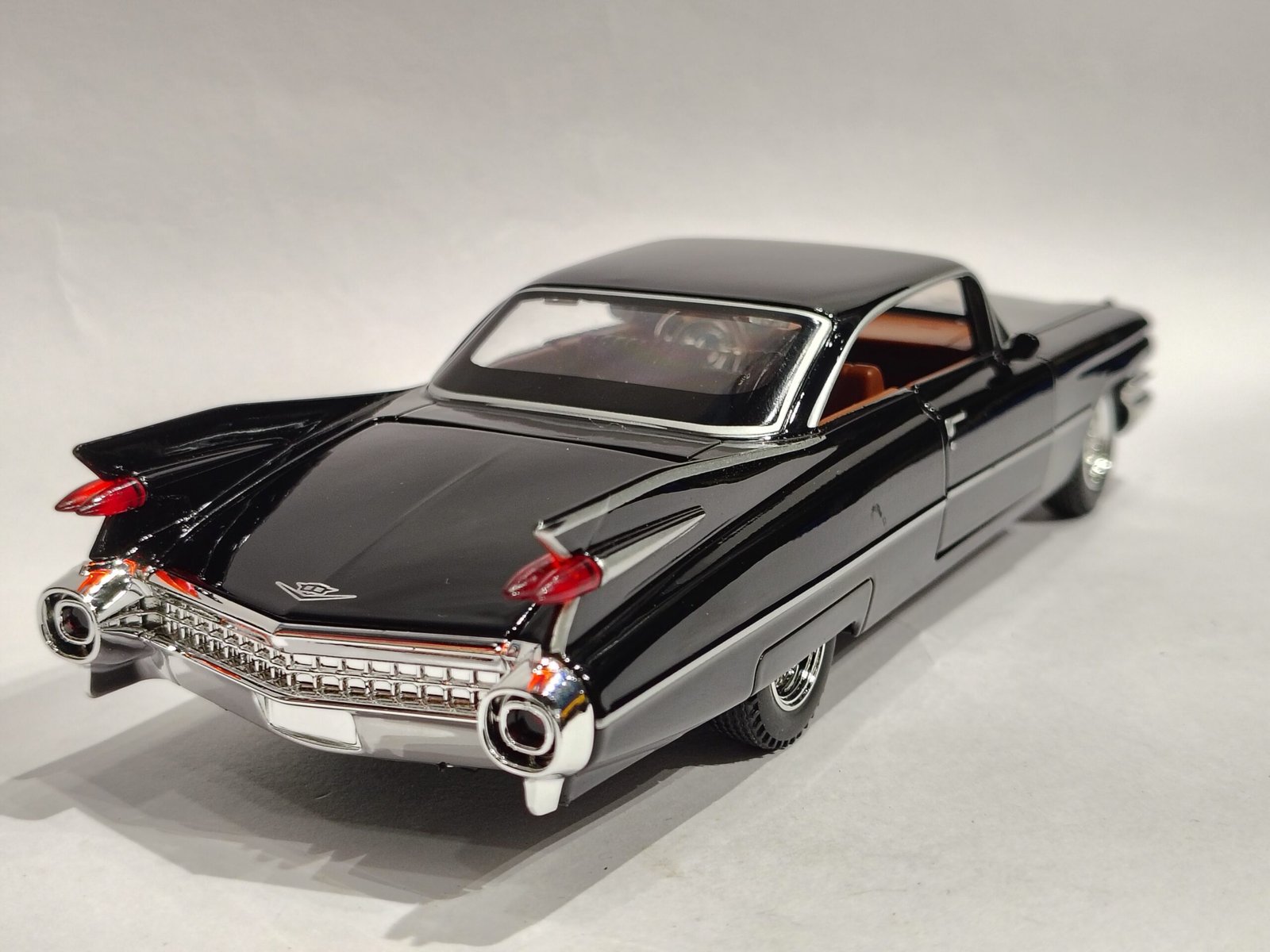 1959 Cadillac Coupe de Ville 1:24 - Image 3