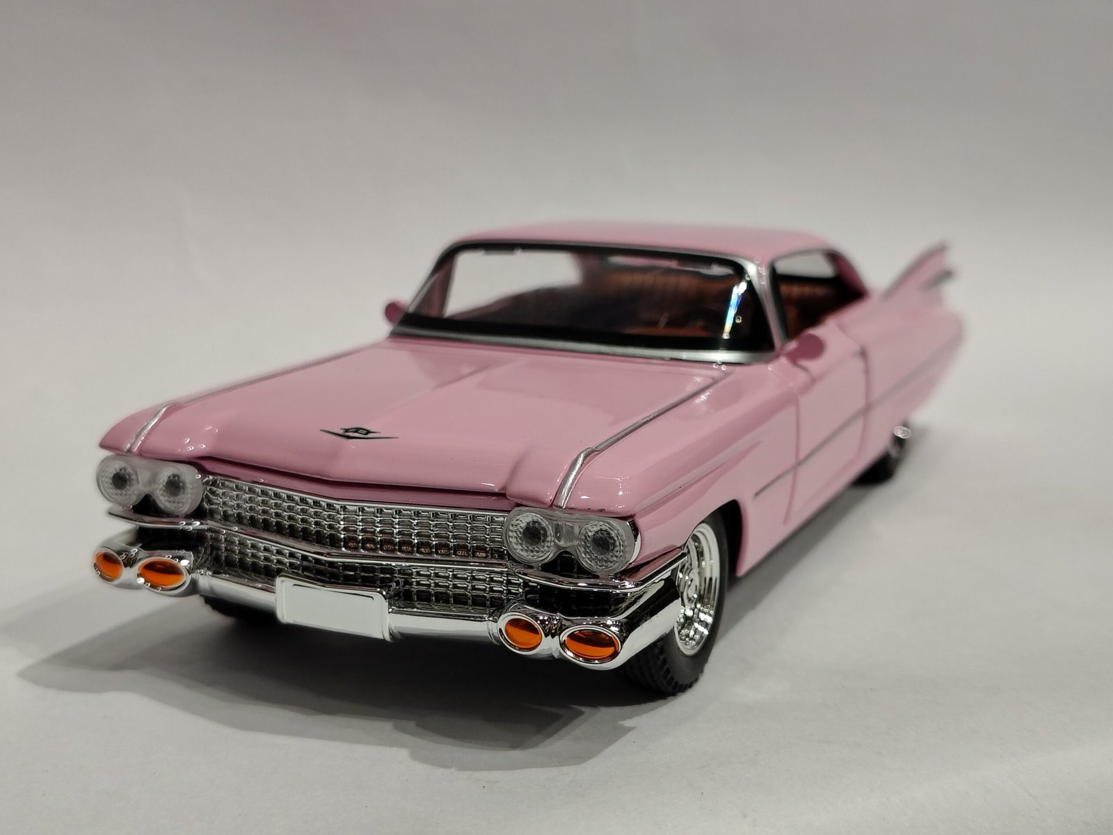 1959 Cadillac Coupe de Ville 1:24 - Image 2