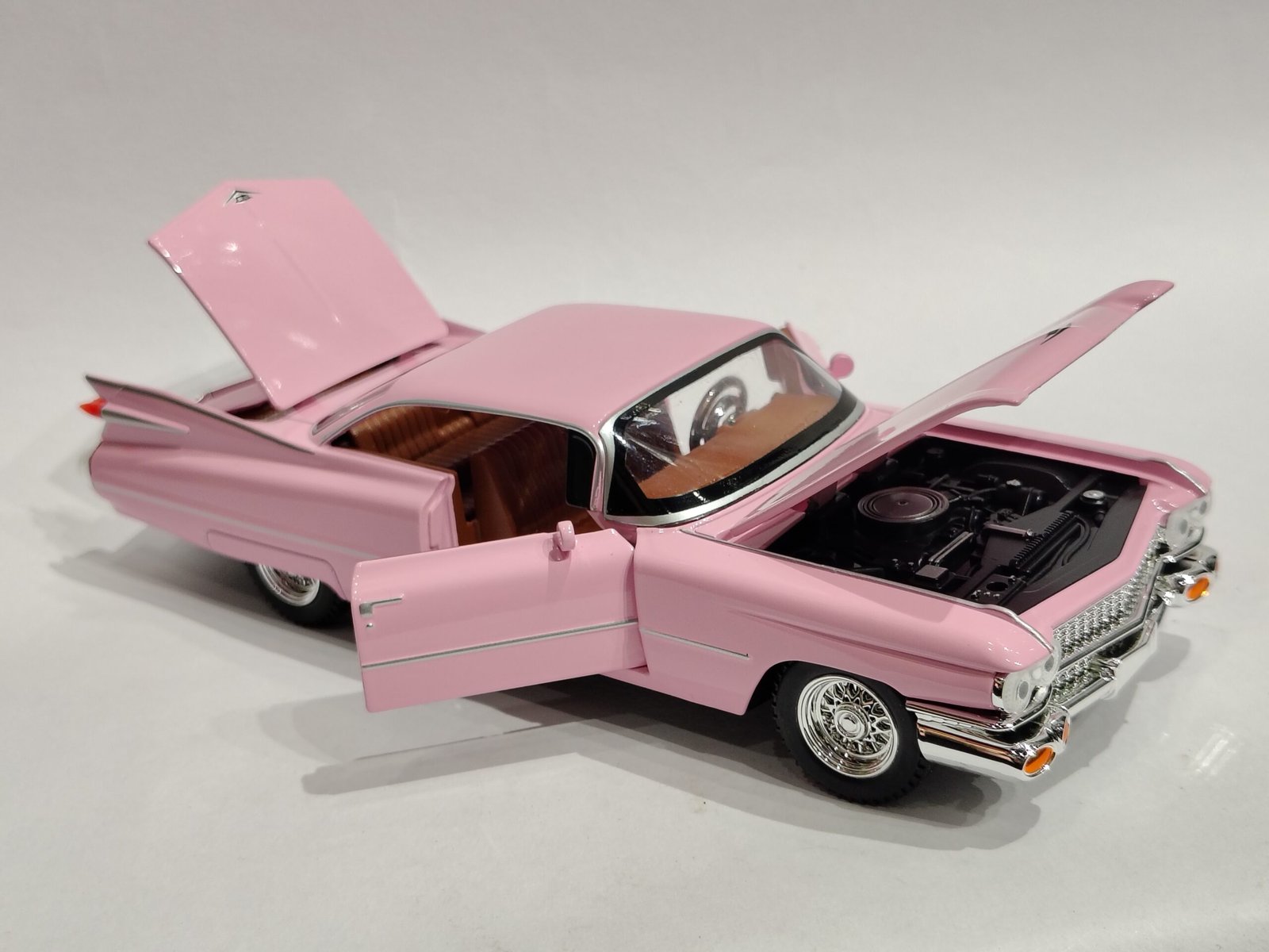 1959 Cadillac Coupe de Ville 1:24 - Image 4
