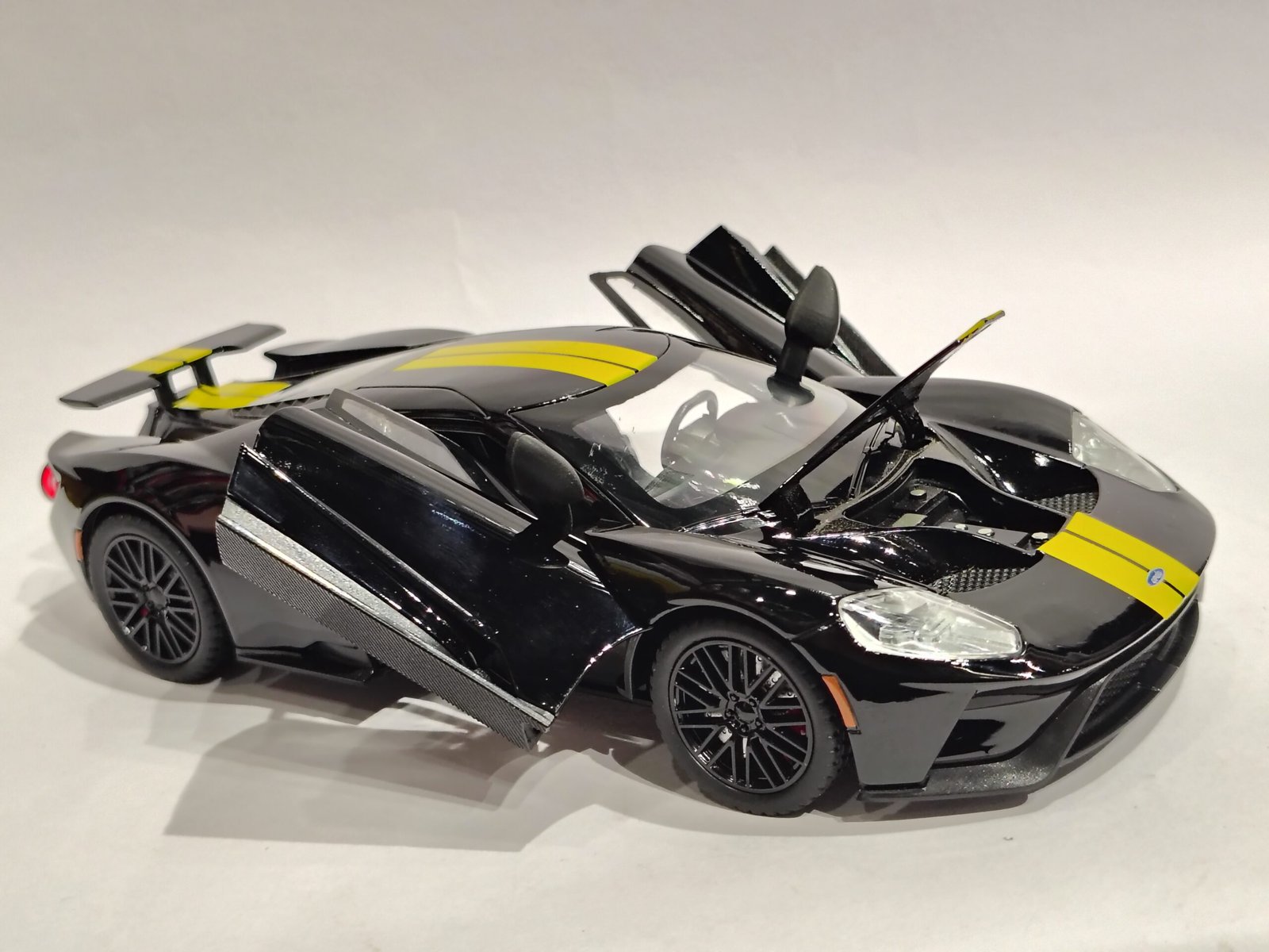 Ford GT supercar 1:24 - Image 4