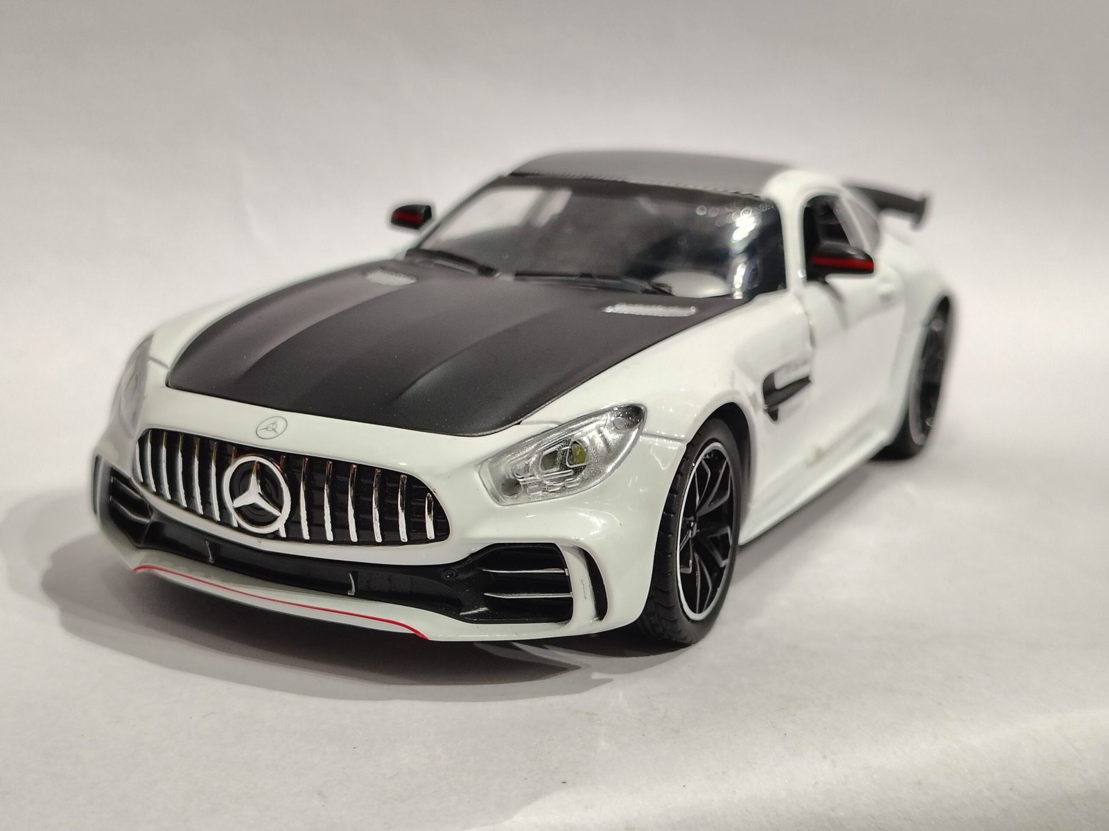 Mercedes-AMG GT R 1:24 - Image 2