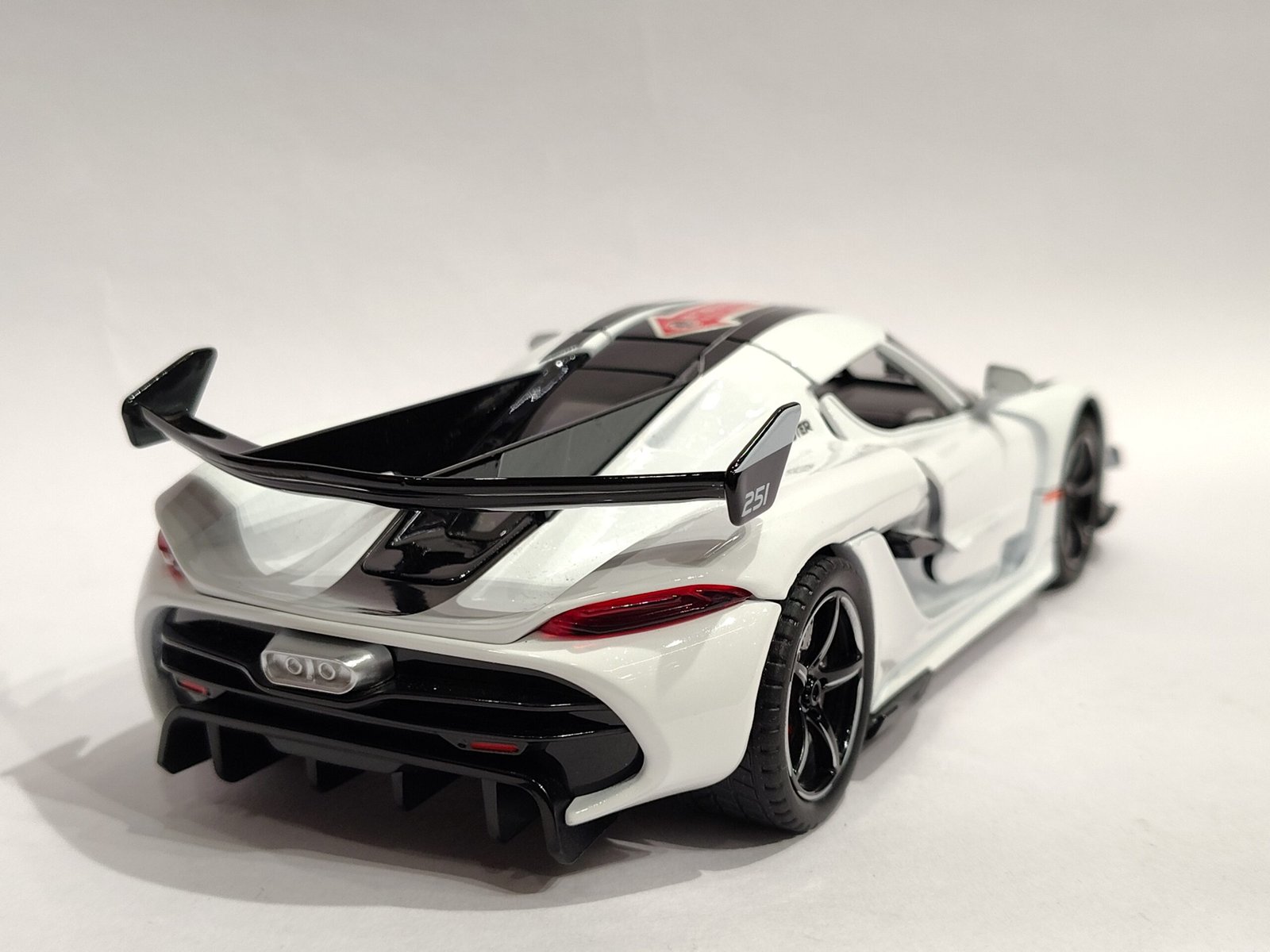 Koenigsegg Jesko 1:24 - Image 3
