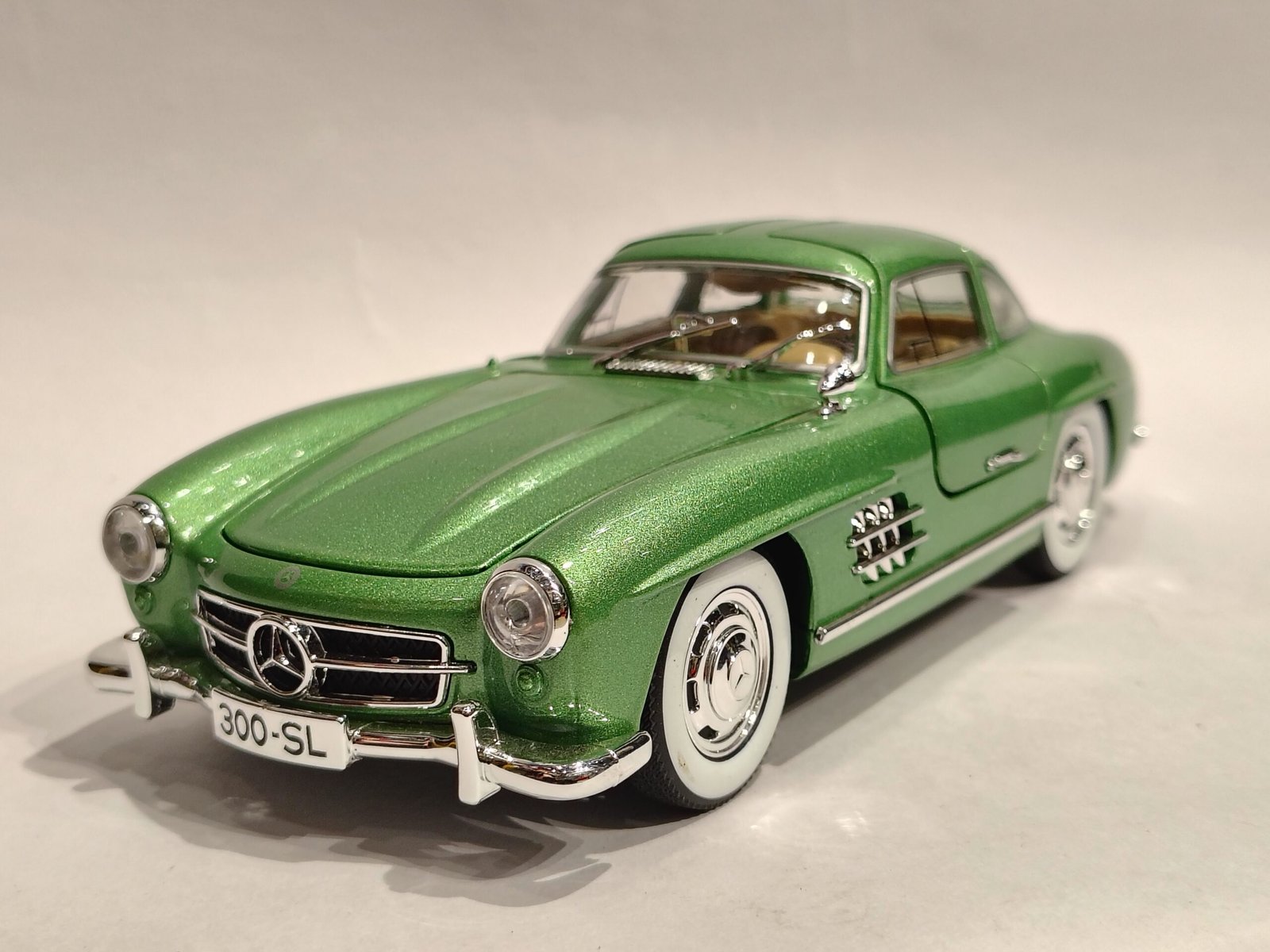 1954 Mercedes-Benz 300 SL Gullwing 1:24 - Image 2