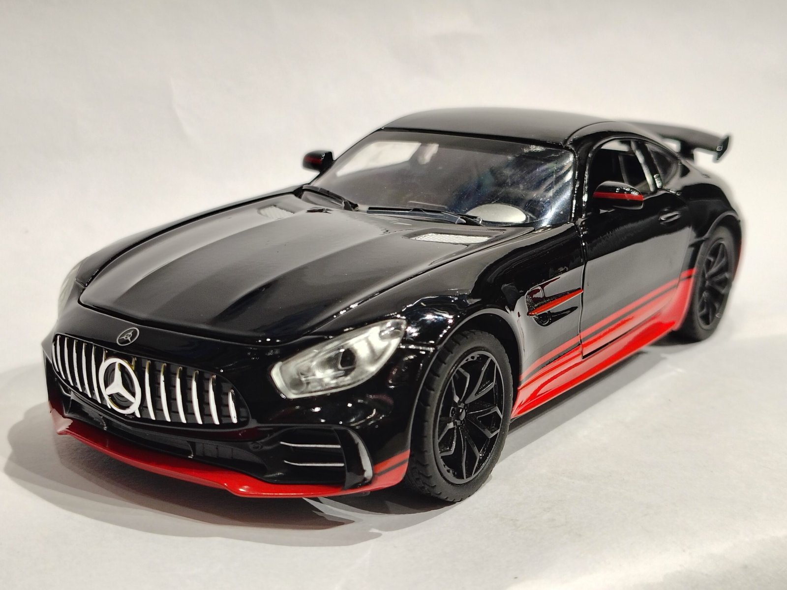 Mercedes-AMG GT R 1:24 - Image 2